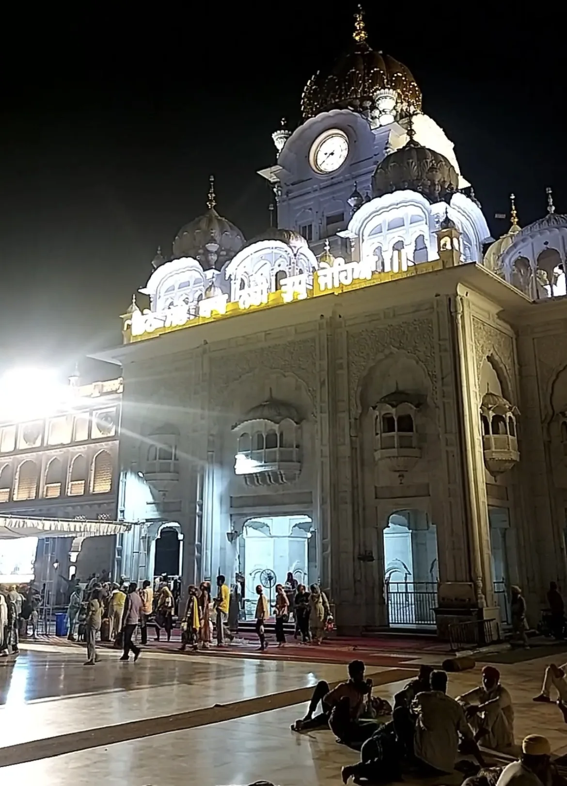 vista fachada noturna Templo Dourado