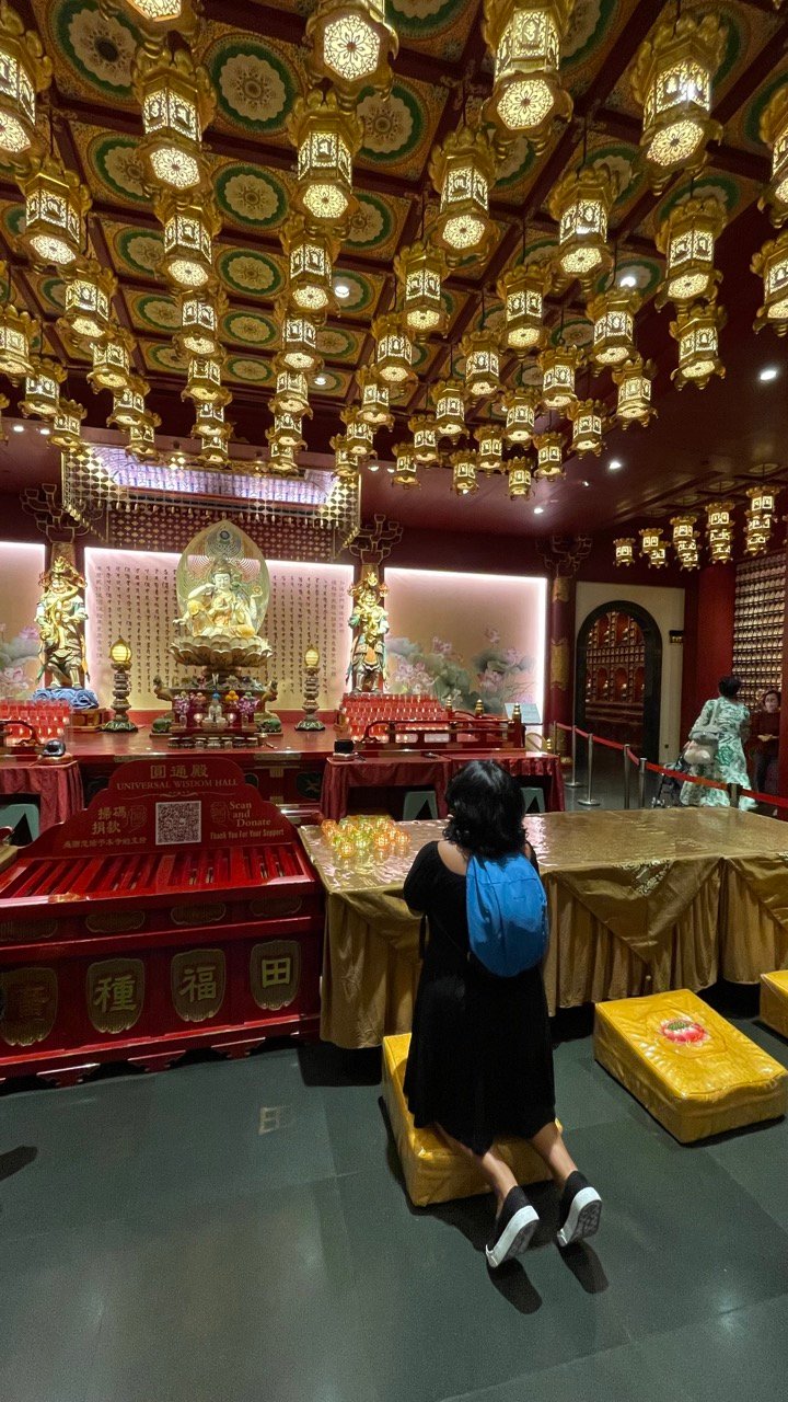Altar dourado dentro do Buddha Tooth Relic Temple em Singapura