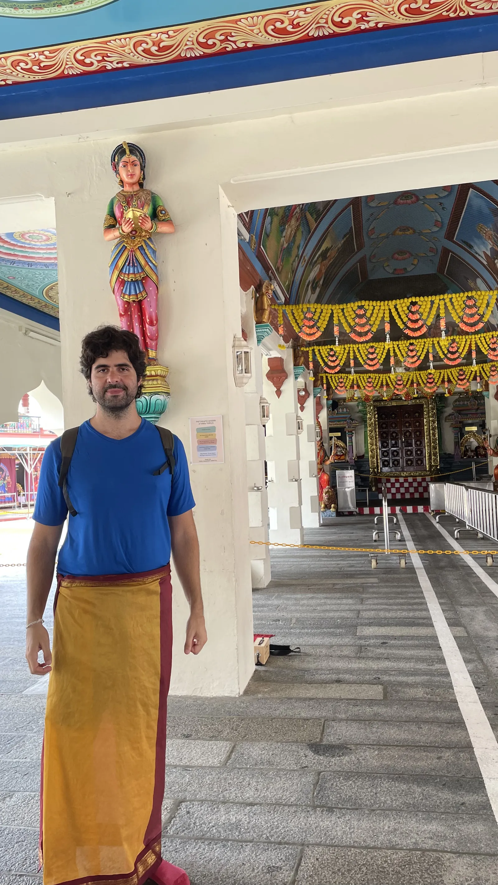 Templo Sri Mariamman em Singapura, com torre colorida cheia de esculturas
