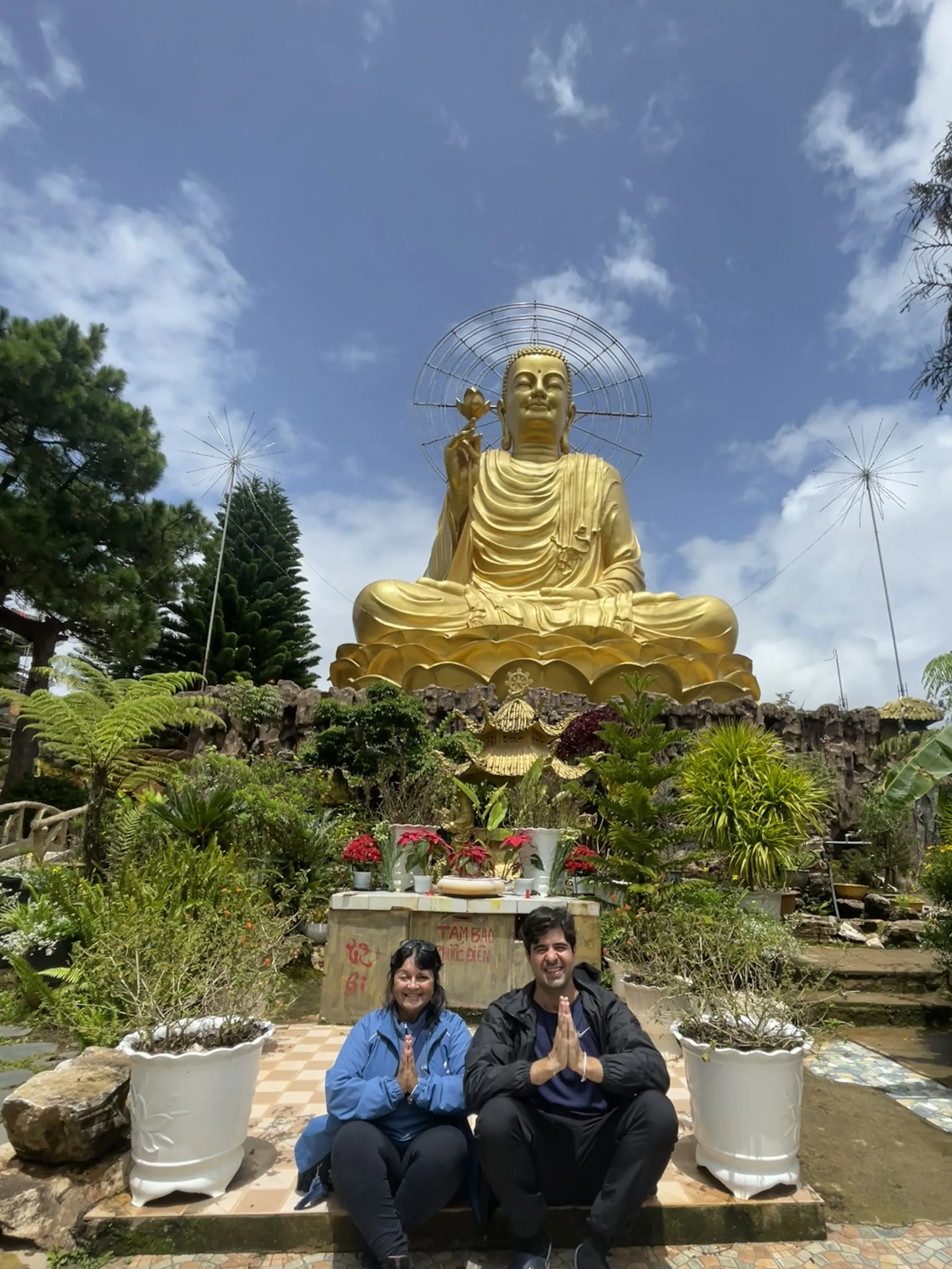 Estátua dourada do Buda Sakyamuni de 24 metros em Dalat, Vietnã.