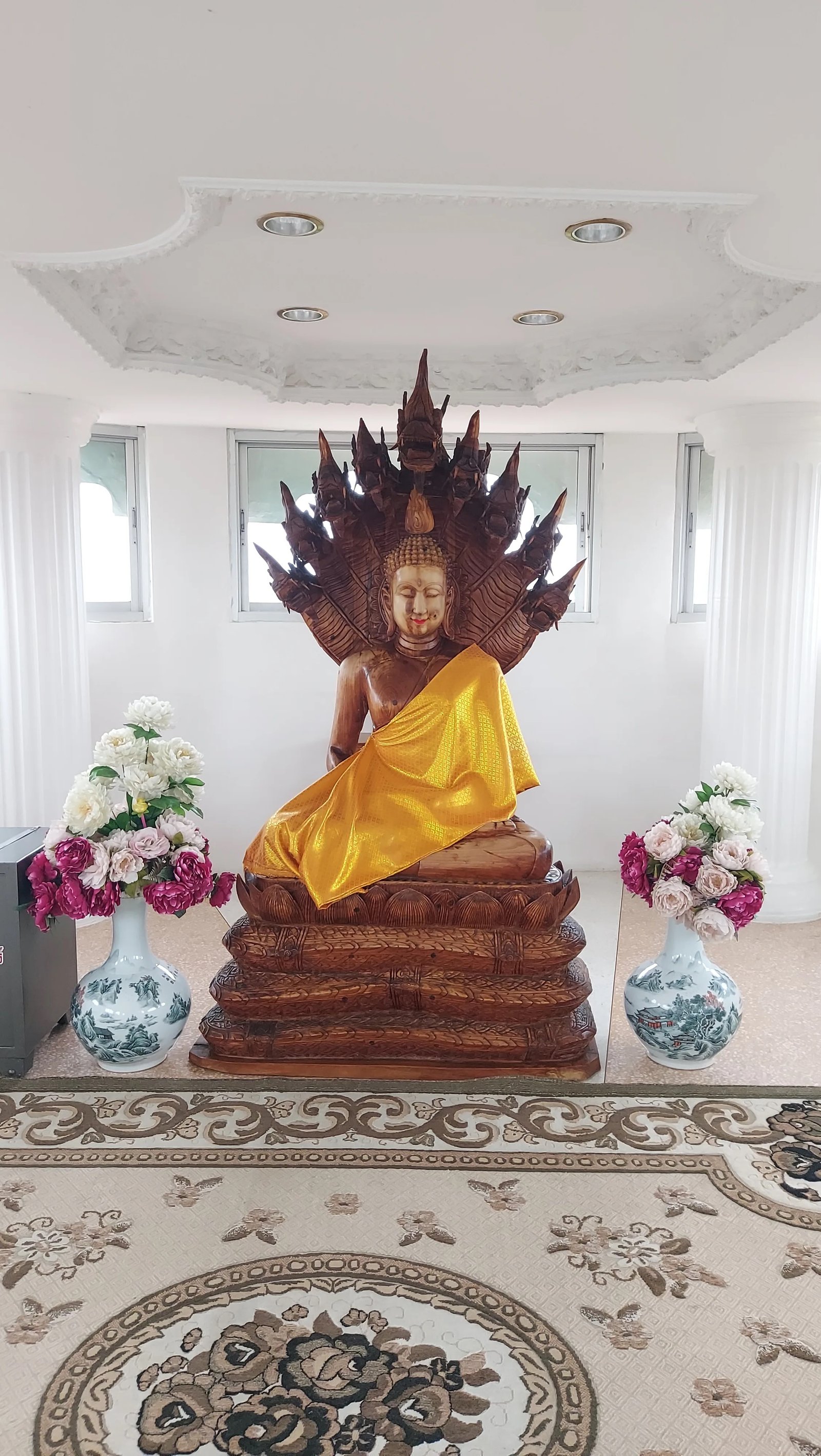 Estátua de Buda em madeira esculpida no interior do pagode de nove andares do templo Wat Huay Pla Kung em Chiang Rai.