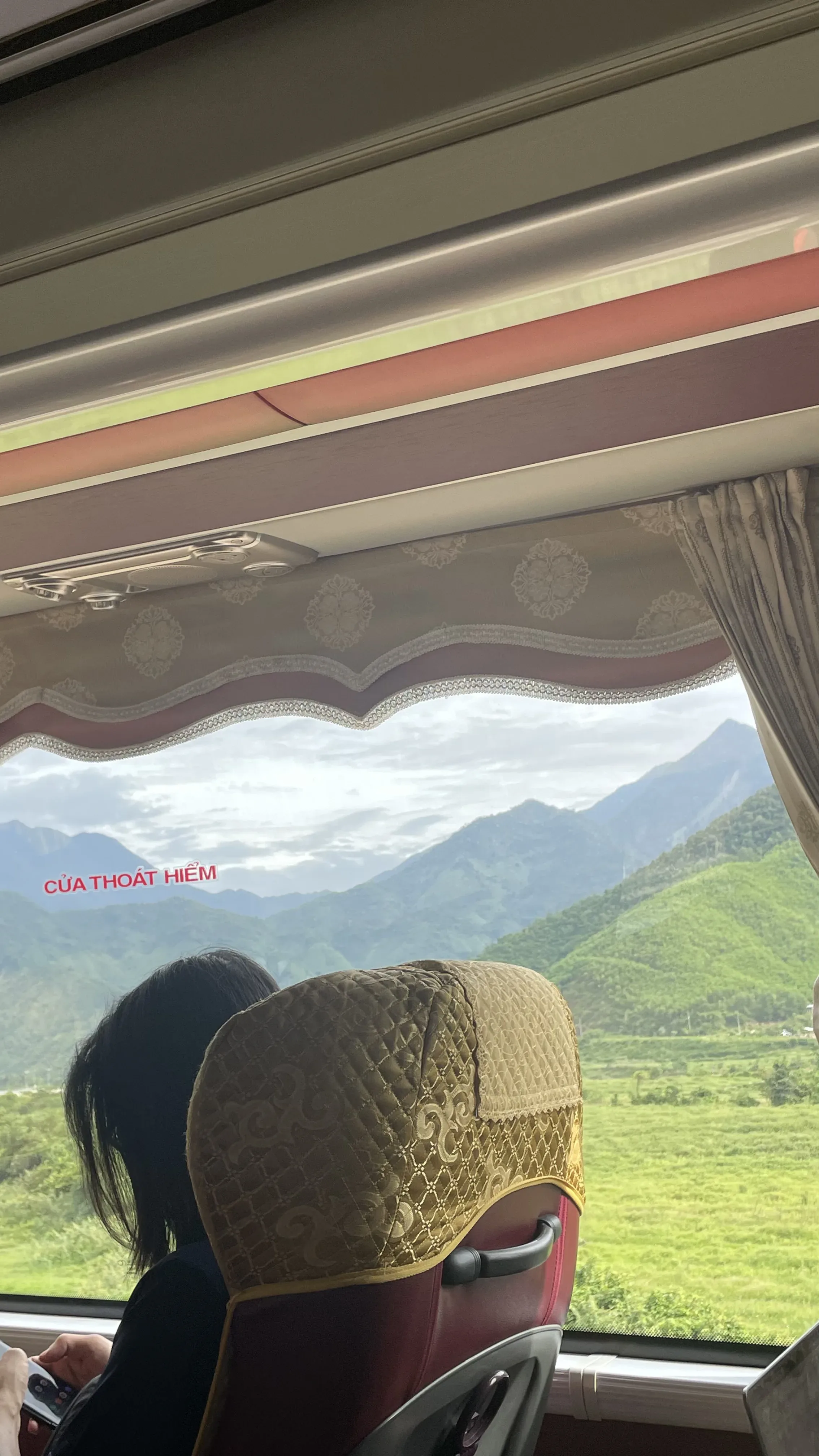 Poltronas confortáveis no vagão do trem no Vietnã