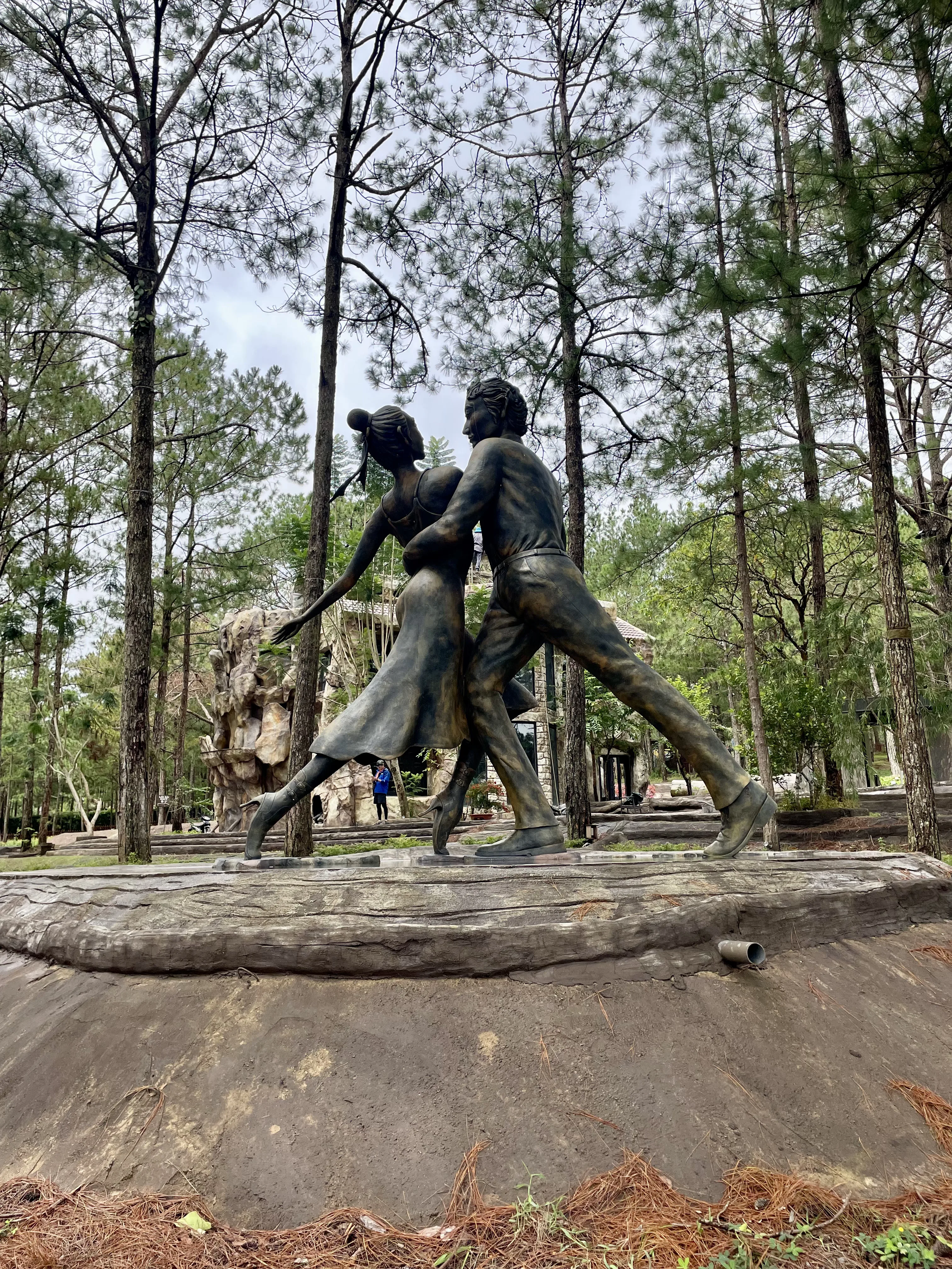 Caminho de esculturas de argila vermelha no Clay Tunnel em Dalat.