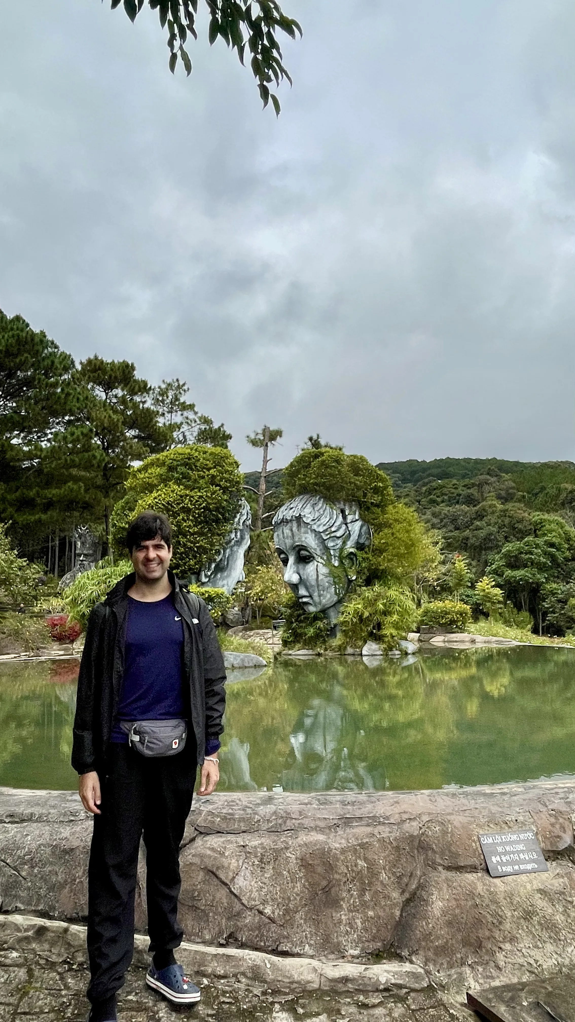Escultura dos dois rostos gigantes no Infinity Lake no Clay Tunnel em Dalat.
