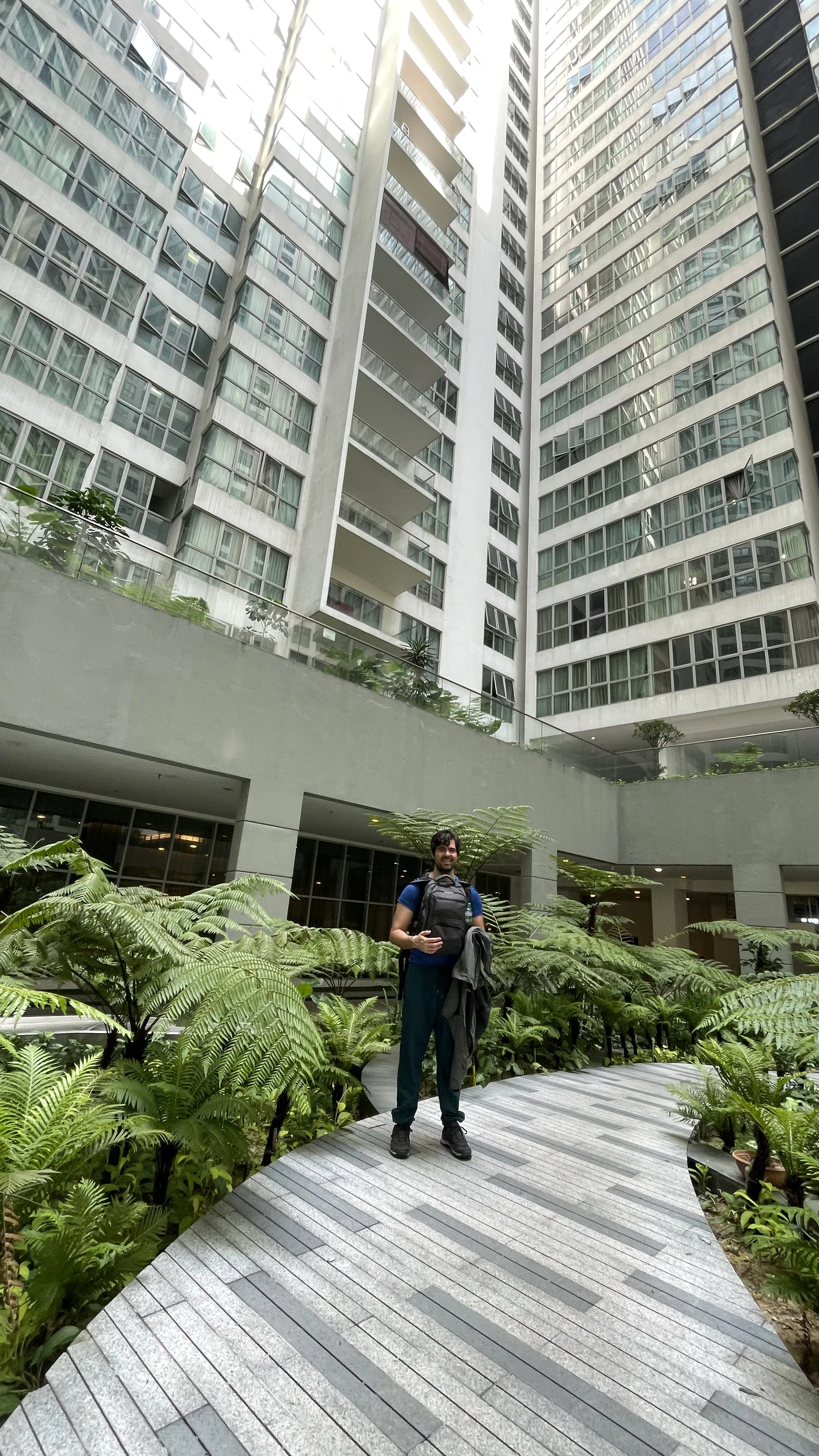Piscina e área de lazer do condomínio Regalia Suites em Kuala Lumpur.