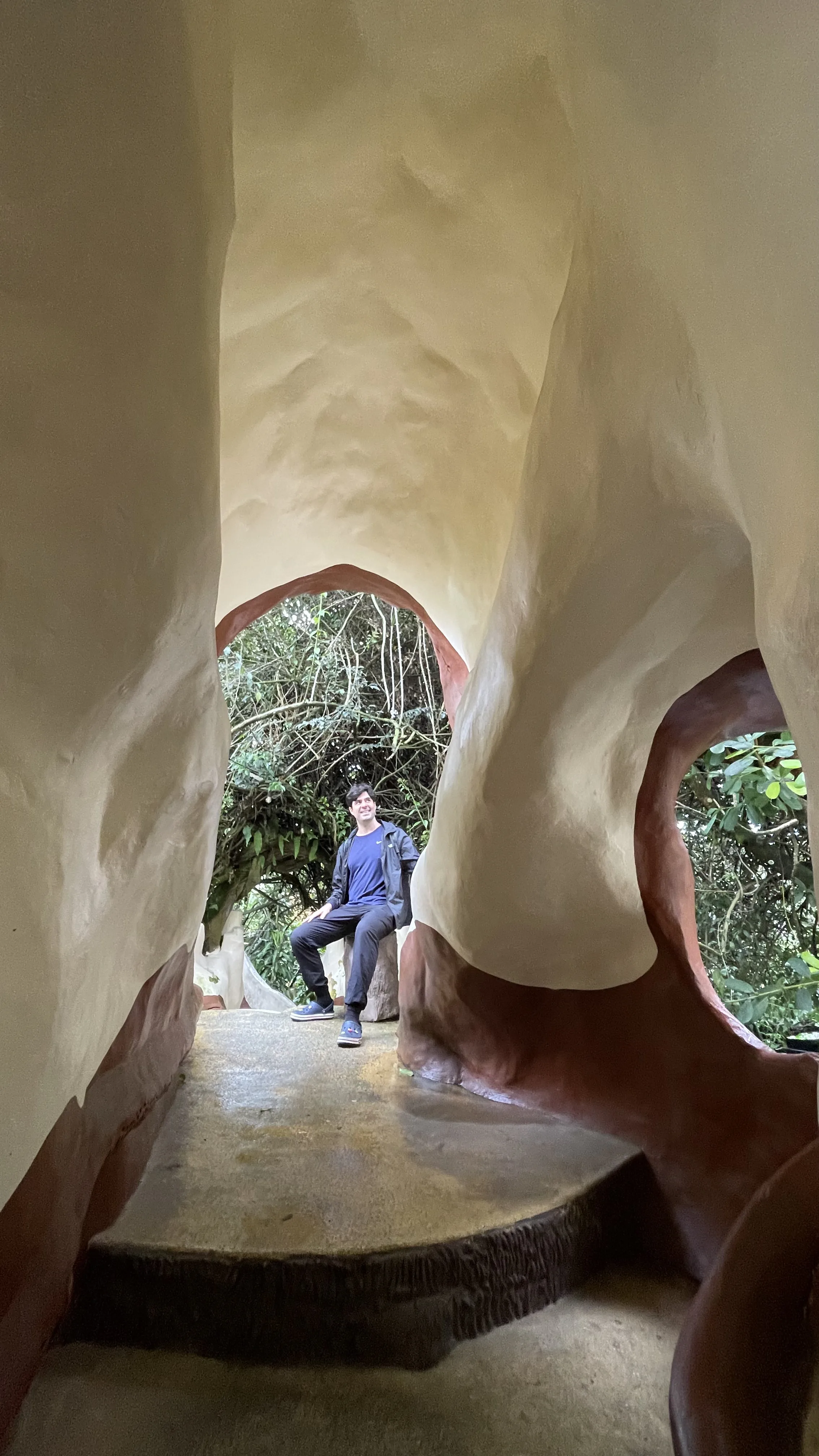 Pátio interno e arquitetura surrealista da Crazy House em Dalat.
