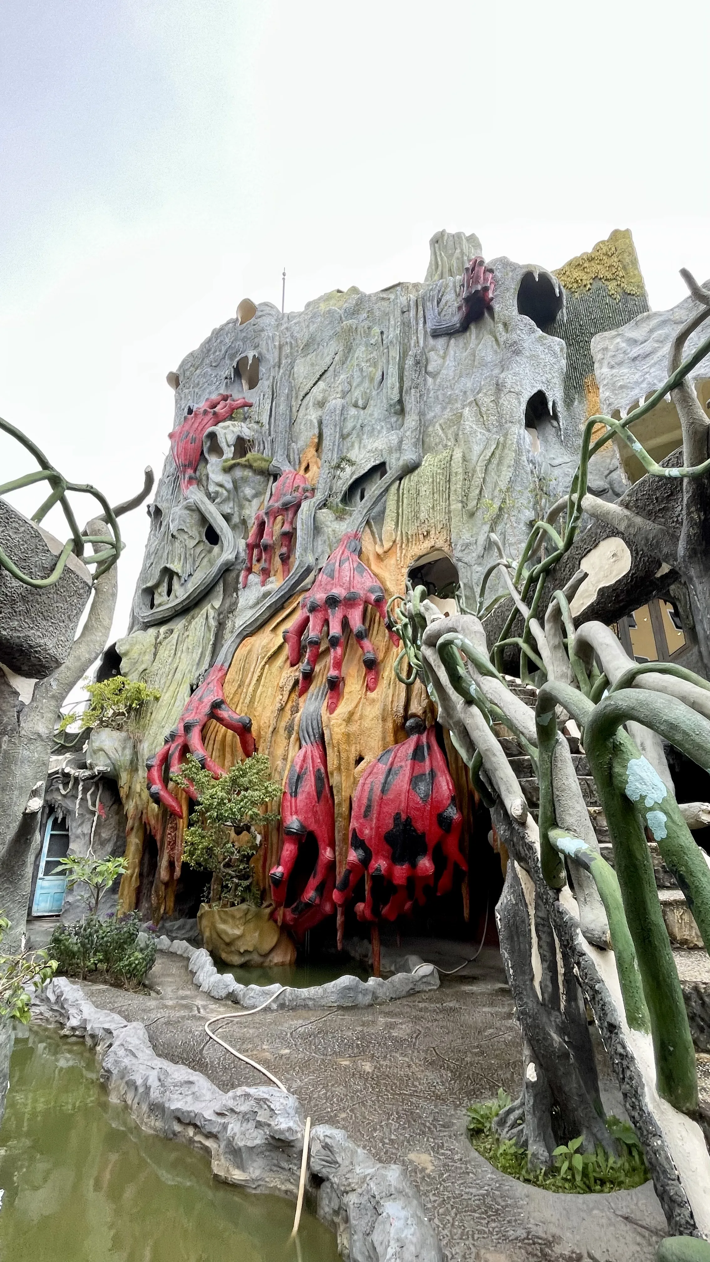 Detalhes da fachada e estruturas esculturais da Crazy House em Dalat.