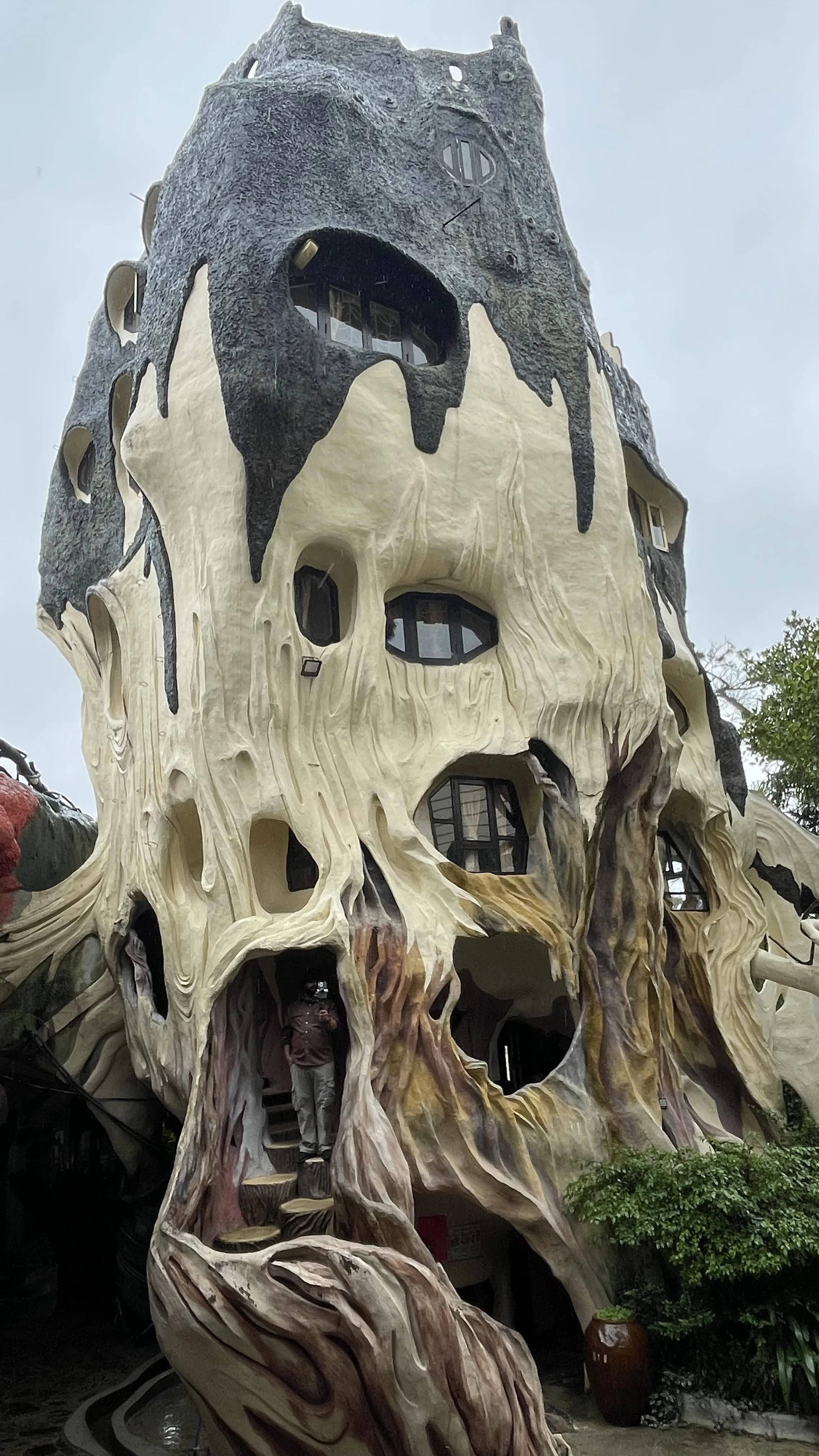 Arquitetura orgânica e escadarias sinuosas da Crazy House em Dalat, Vietnã.