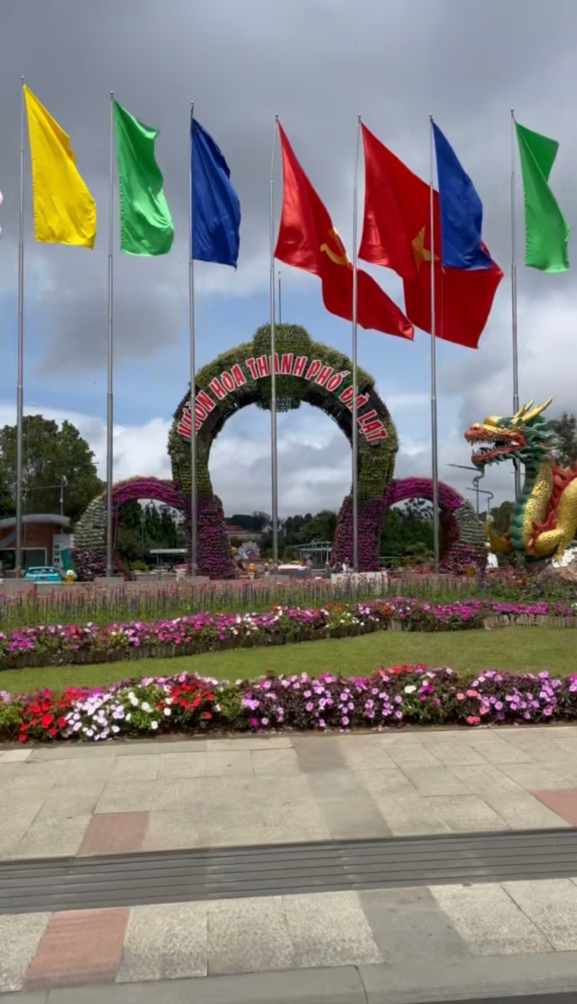 Jardim florido e arquitetura de inspiração europeia em um parque de Dalat, no Vietnã.