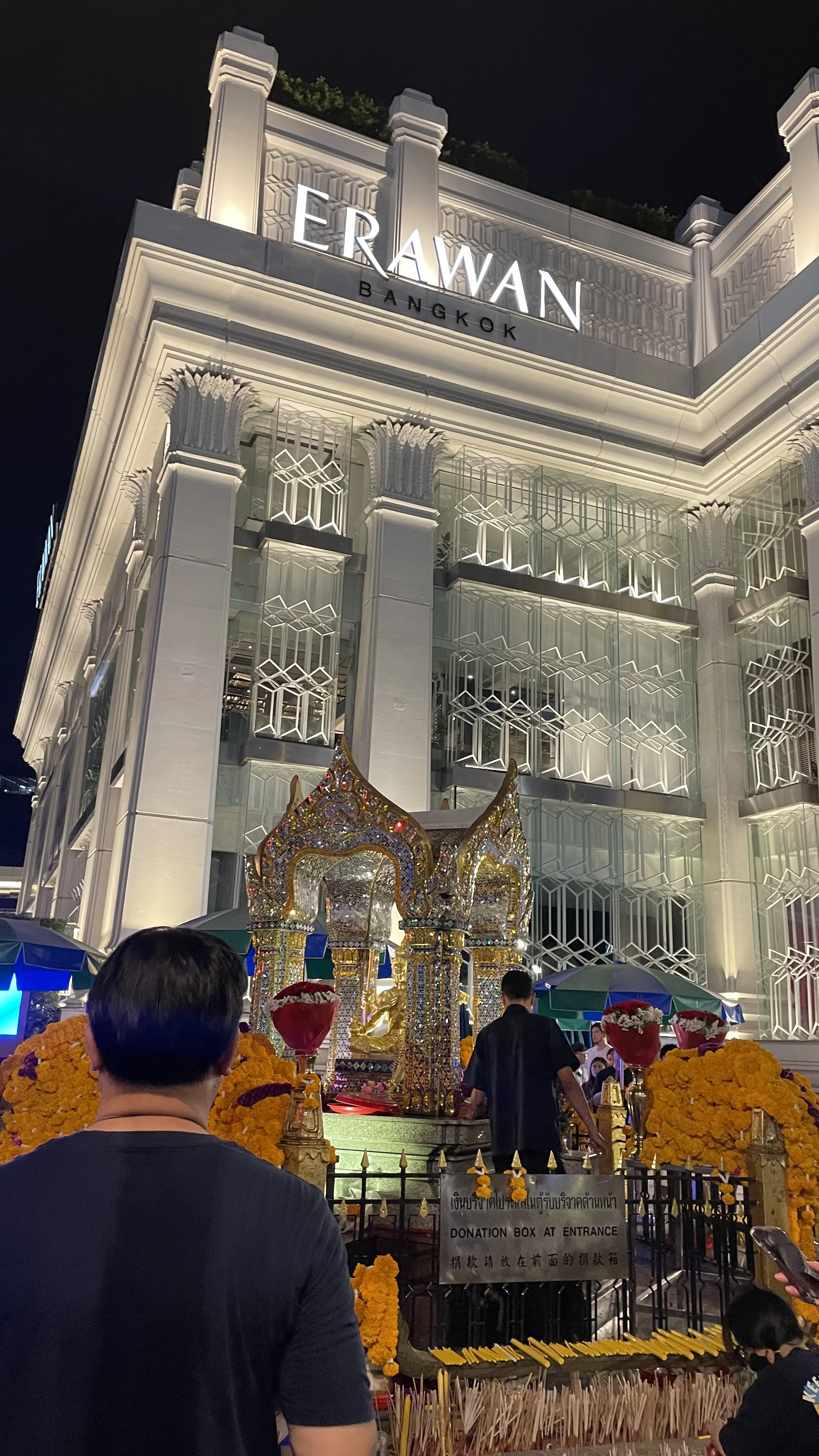 Fiéis e dançarinas tradicionais no Santuário de Erawan no centro de Bangkok.