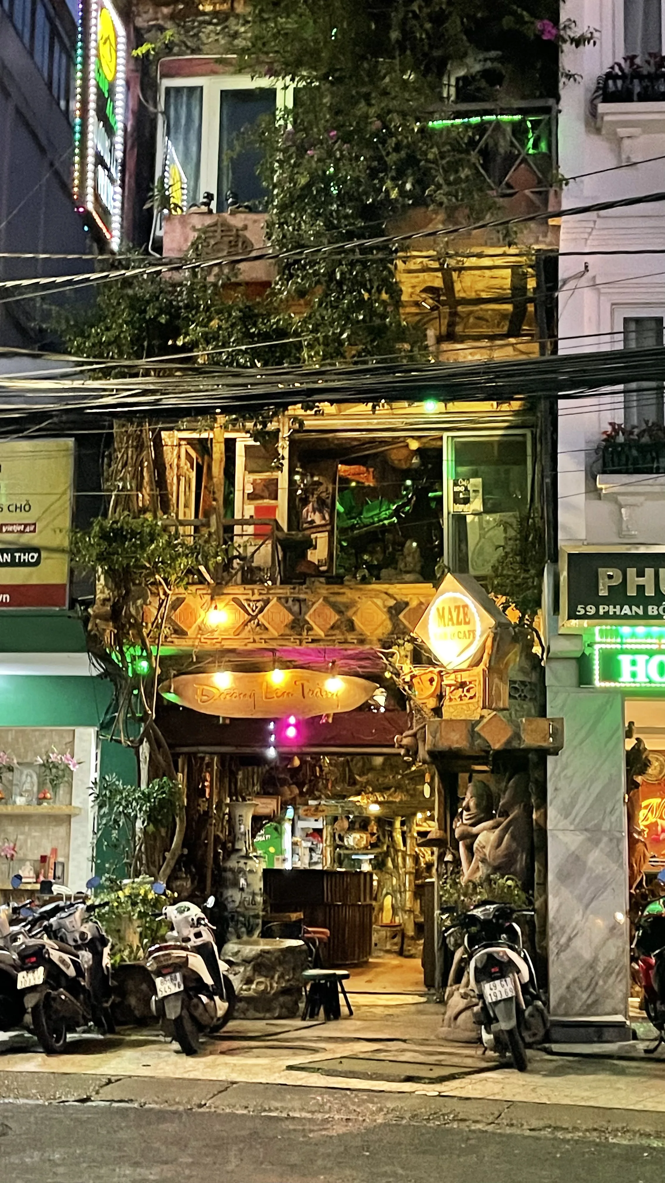 Fachada excêntrica da entrada do Maze Bar (100 Roofs Café) em Dalat, Vietnã.