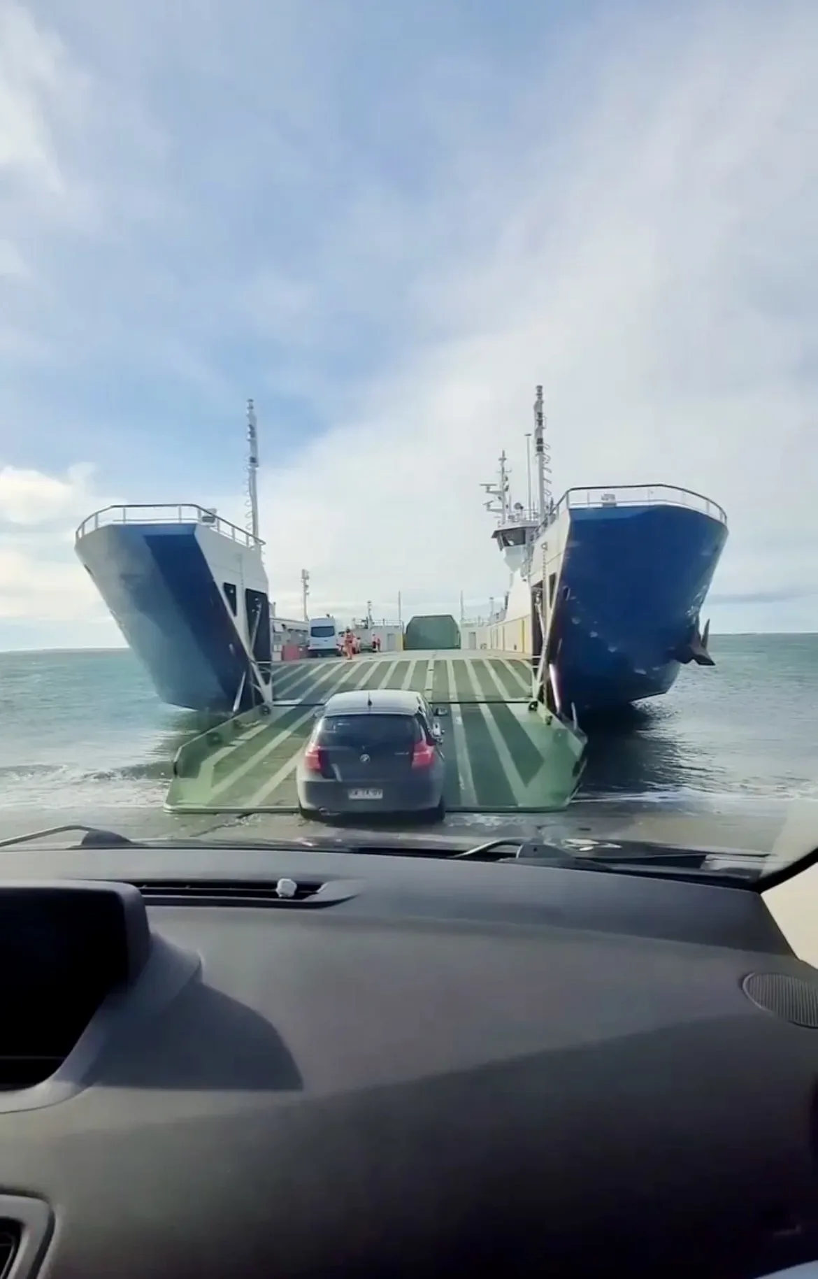 Ferry atracado no terminal de embarque para a travessia do Estreito de Magalhães na Patagônia chilena.