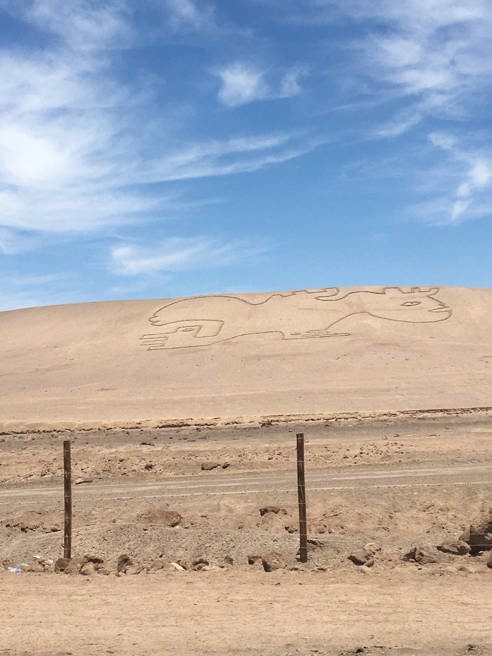 Geoglifo monumental 'Sueño y Esperanza' desenhado na encosta de uma montanha árida, visto a partir da rodovia Pan-americana durante viagem de carro pelo Deserto do Atacama.