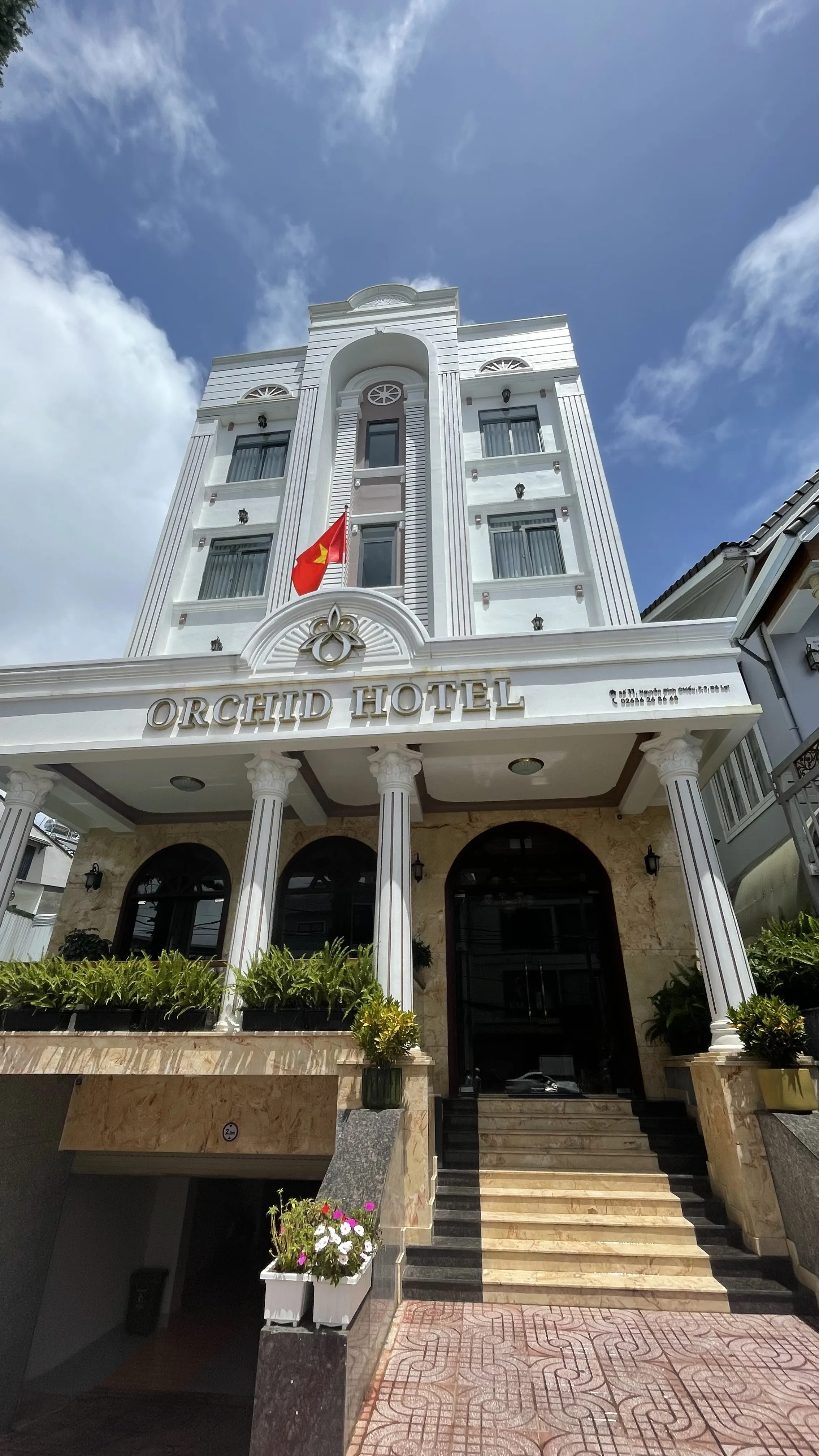 Edifício de estilo europeu próximo ao Lago Xuan Huong no centro de Dalat.