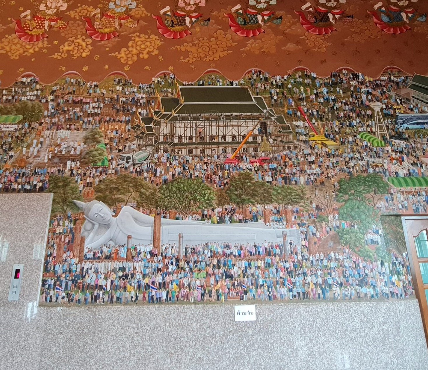 Pinturas murais modernas nas paredes internas do Ubosot de Wat Khun Inthapramun