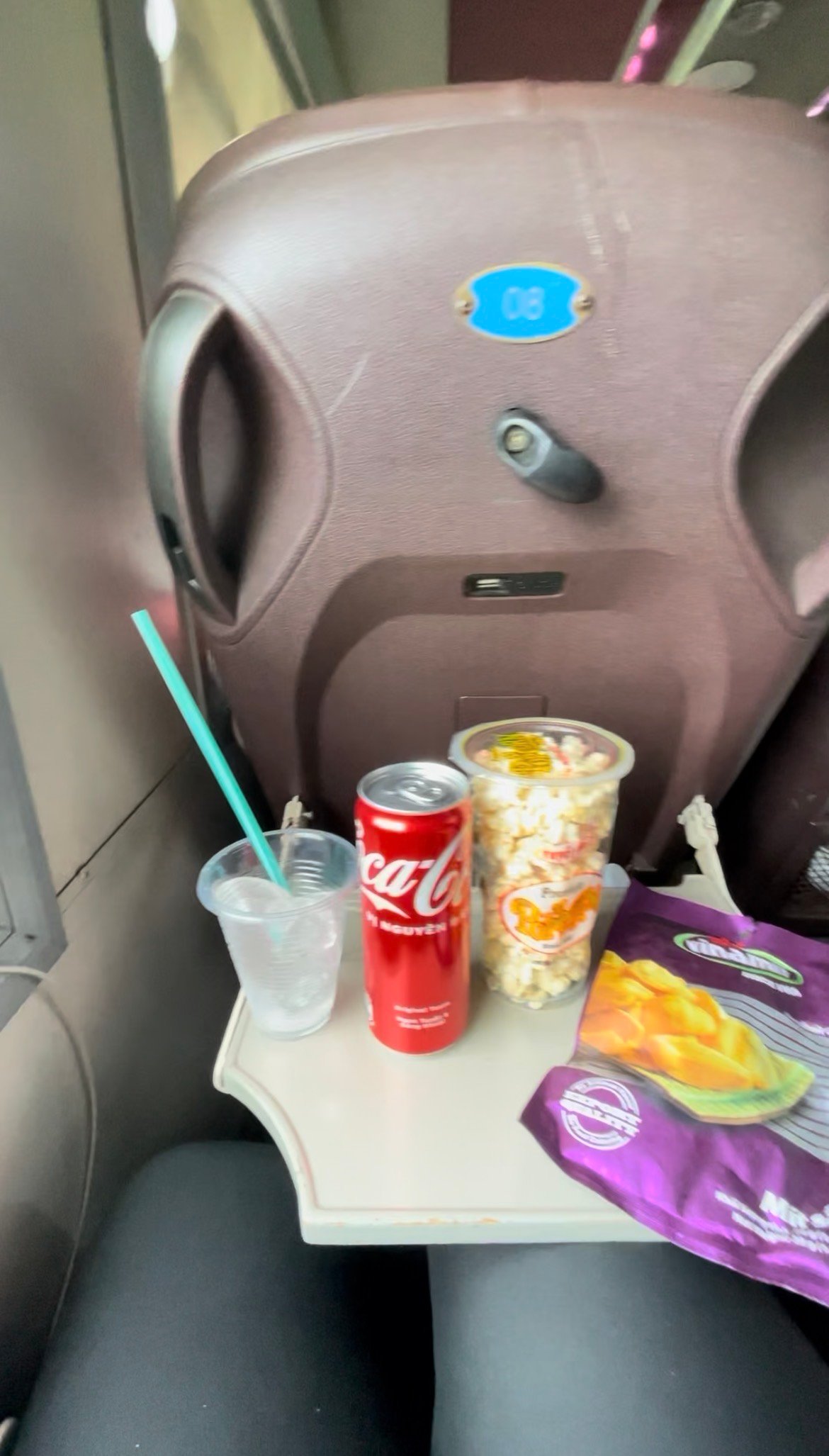 Carrinho de comida e snacks vendidos a bordo do trem no Vietnã