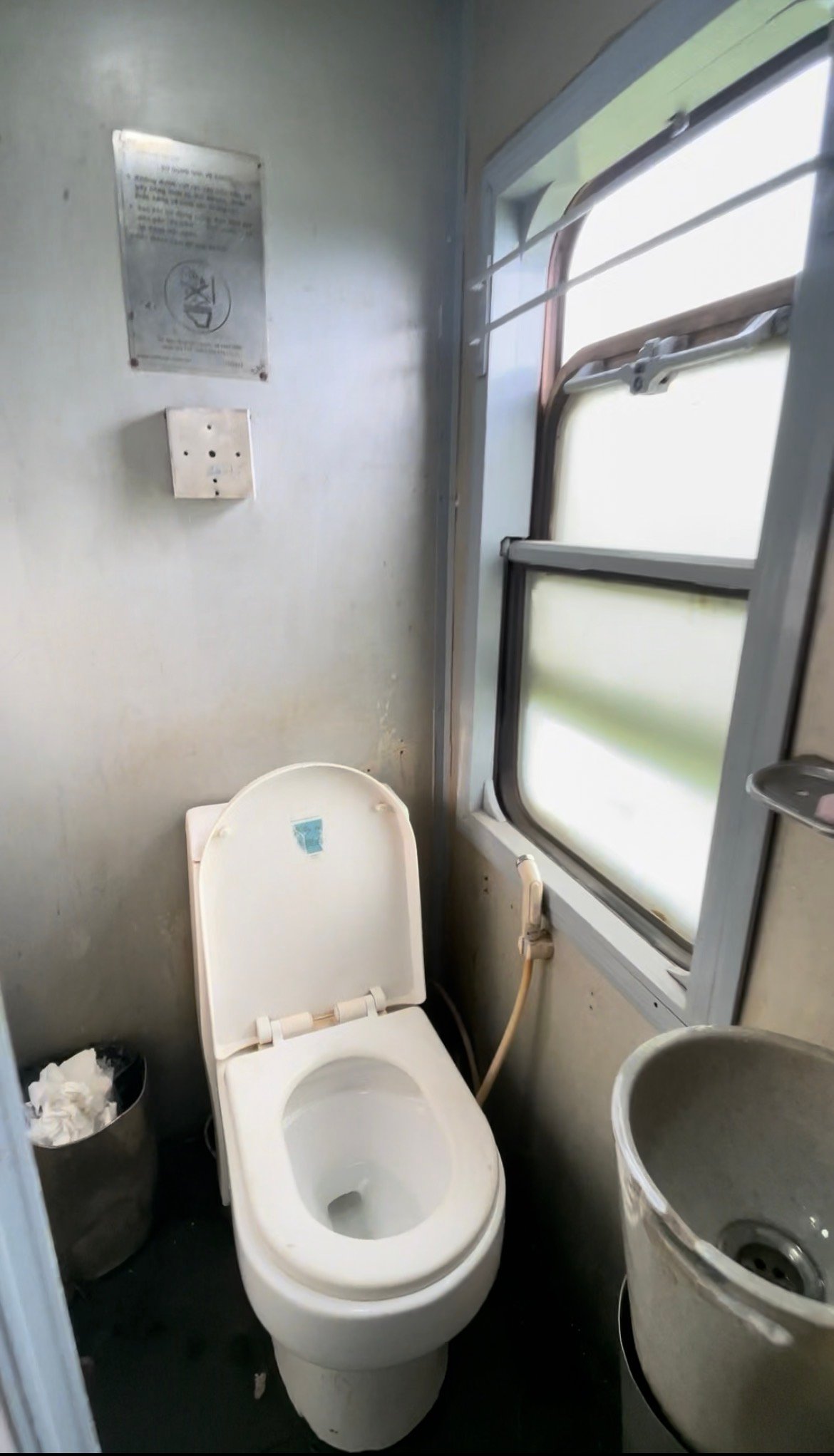 Banheiro de trem no Vietnã