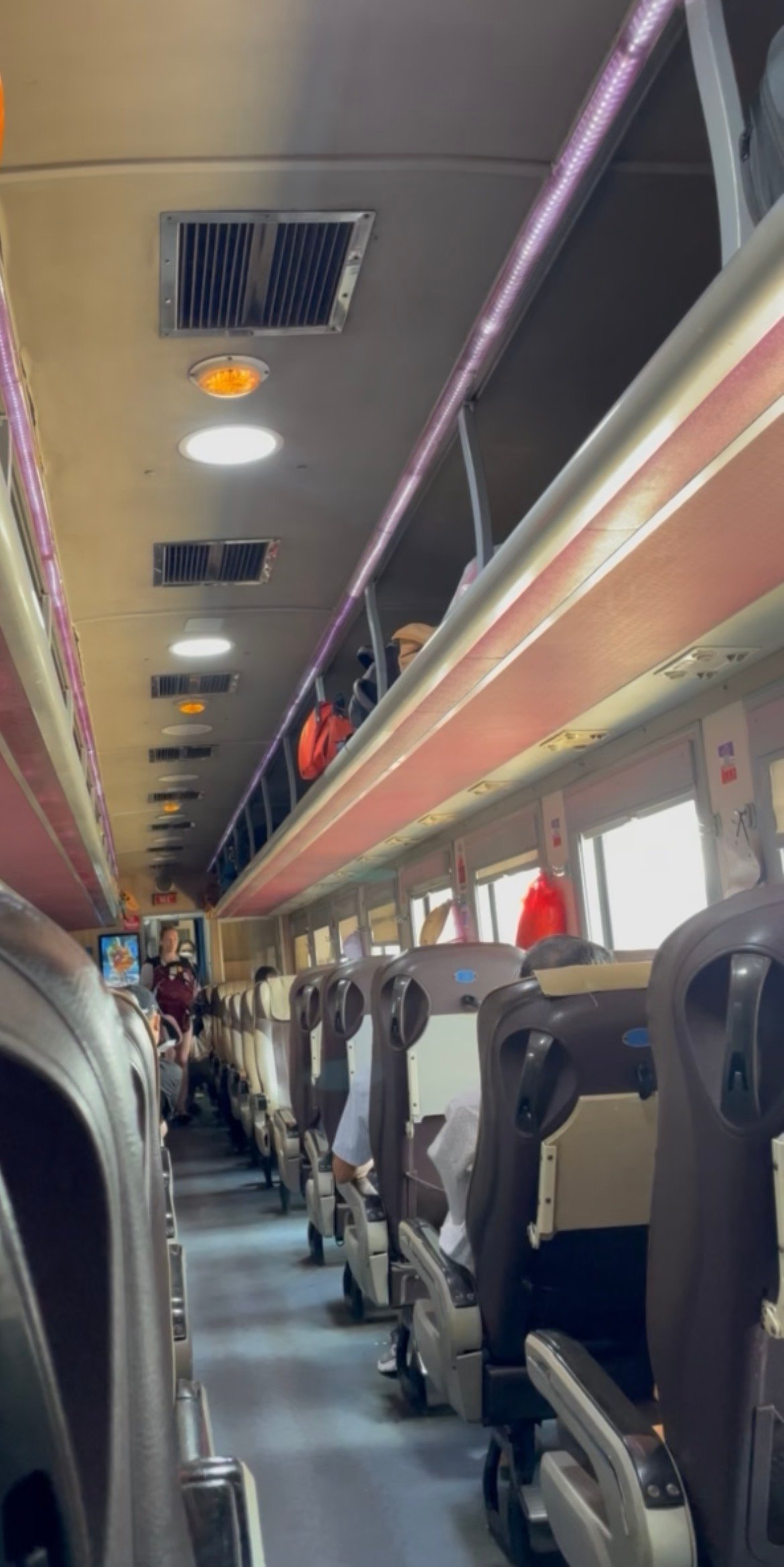 Malas acomodadas no corredor entre os vagões de trem no Vietnã