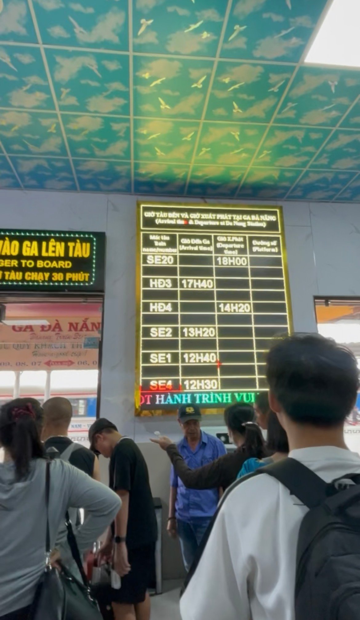 Guichê de venda de passagens na estação ferroviária no Vietnã