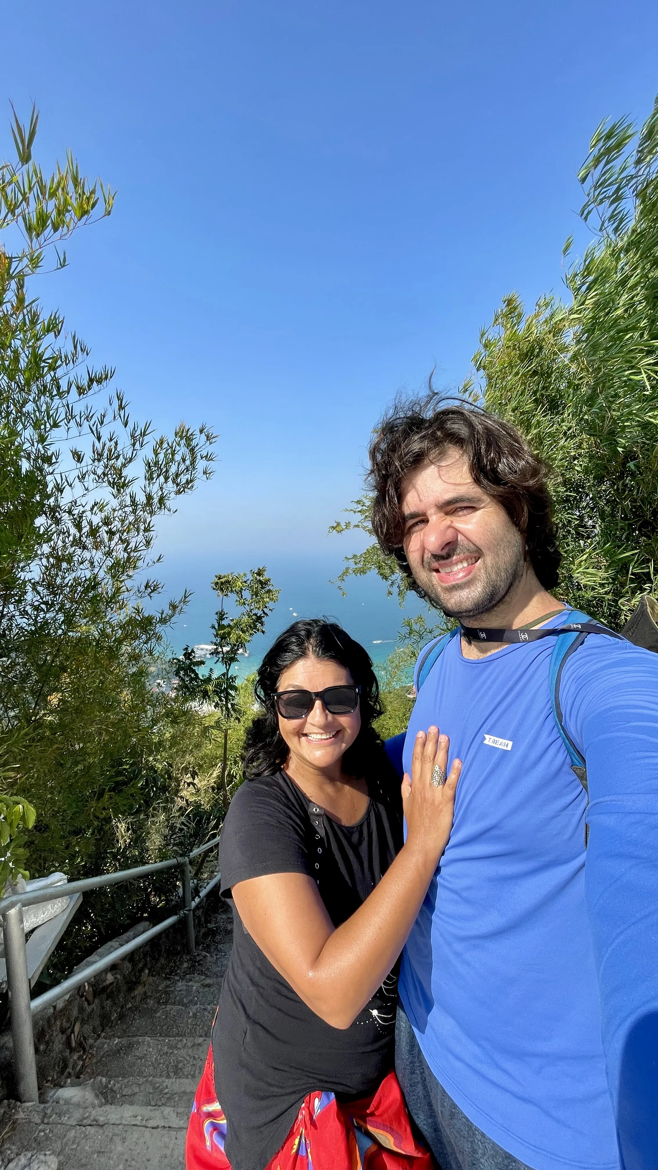 casal em um mirante em Ko Lan, tendo o mar azul ao fundo.