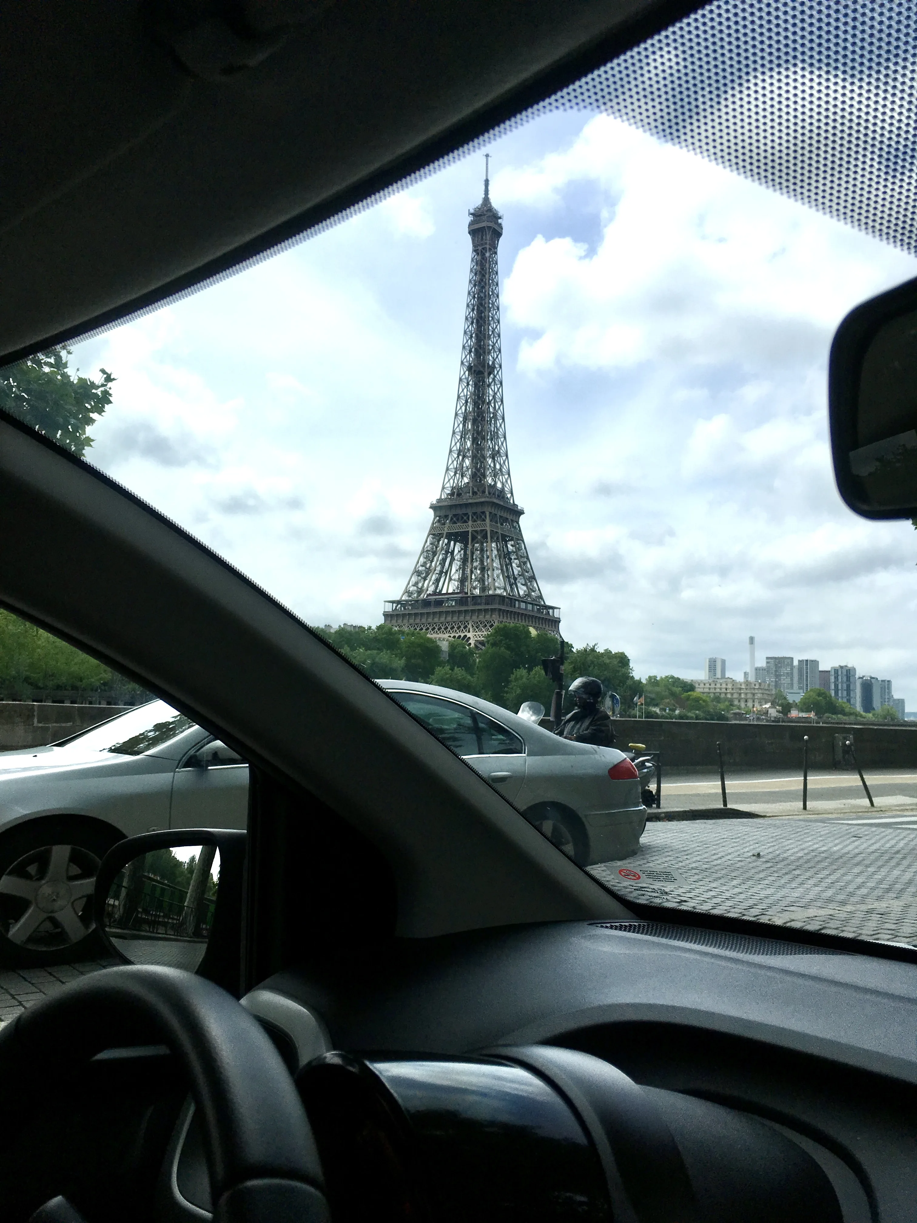 Torre Eiffel vista a partir dos jardins ao redor em Paris