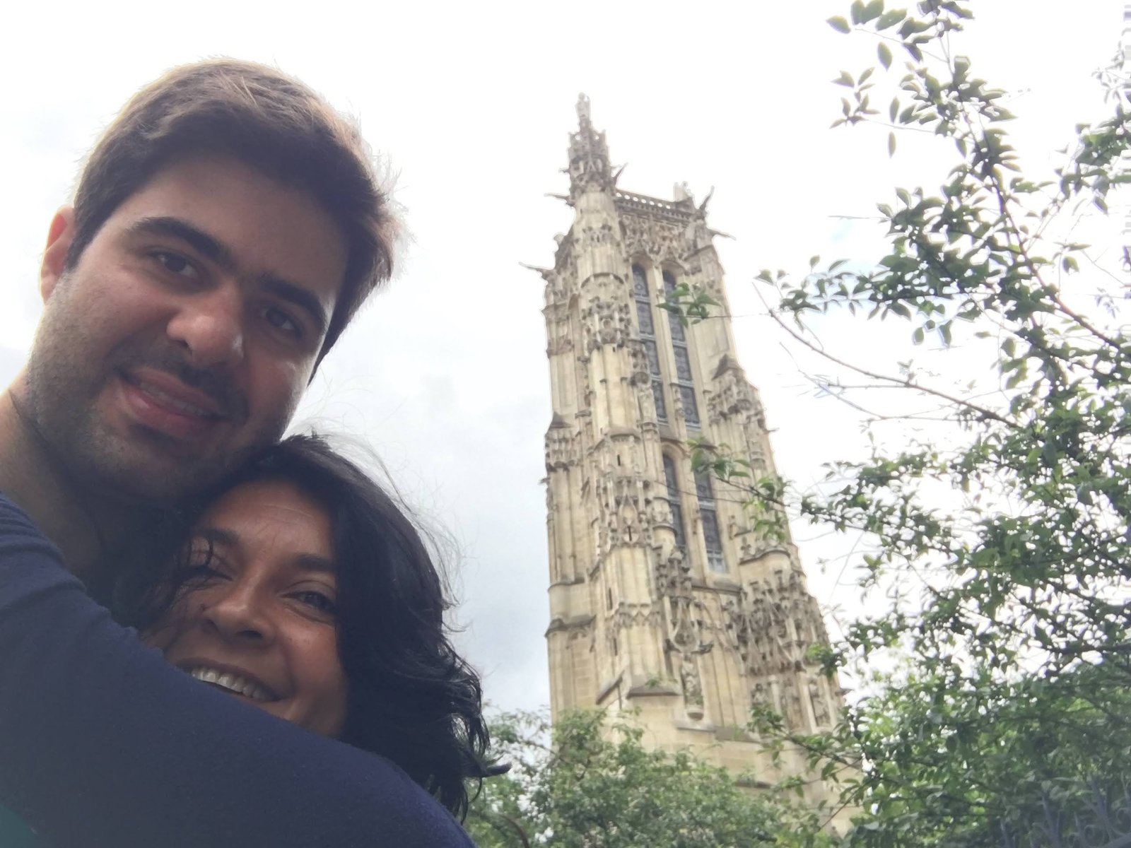 Torre gótica Saint-Jacques erguida no centro de uma praça arborizada em Paris