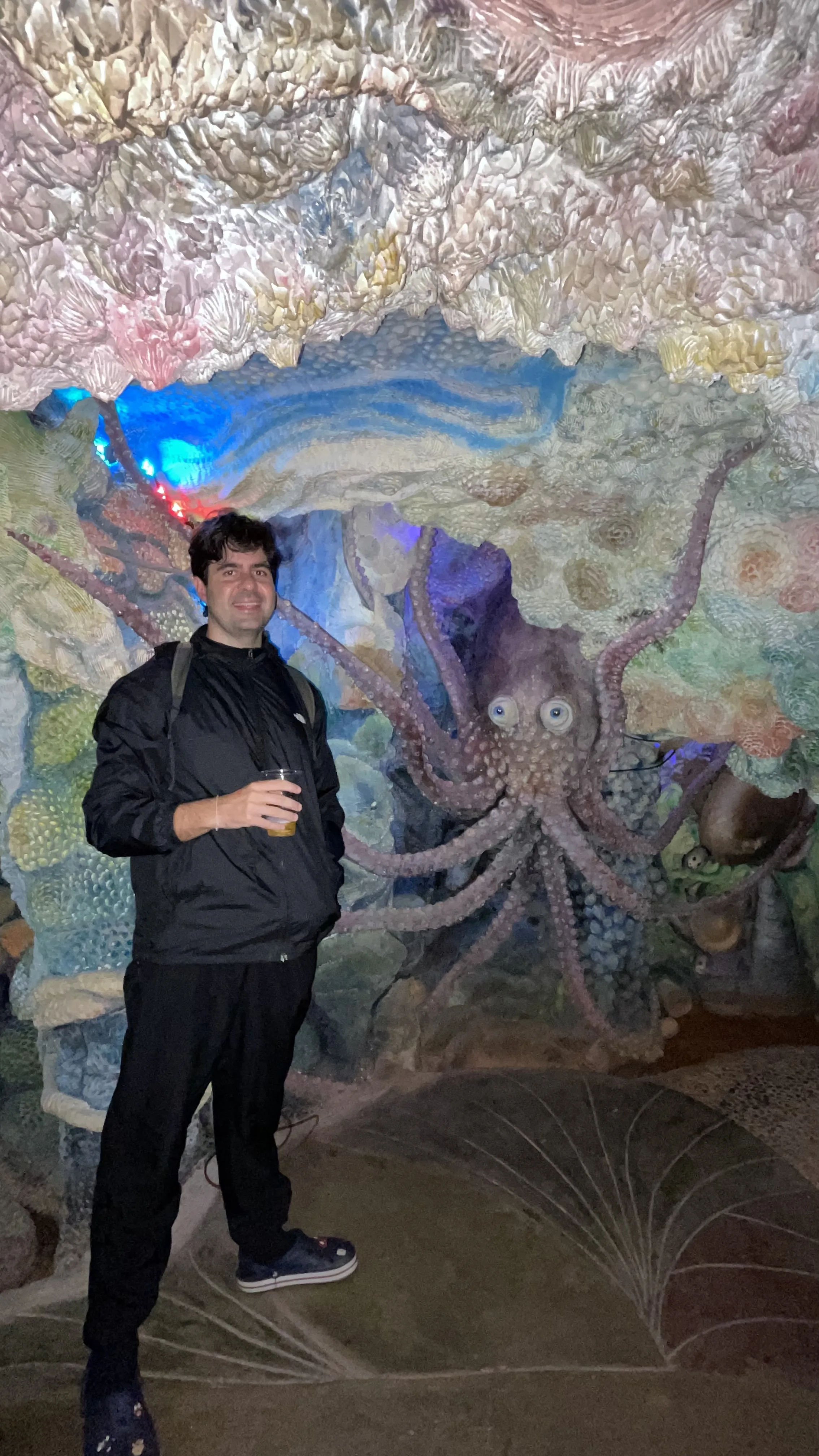 Ambiente temático subterrâneo com esculturas no Maze Bar em Dalat.
