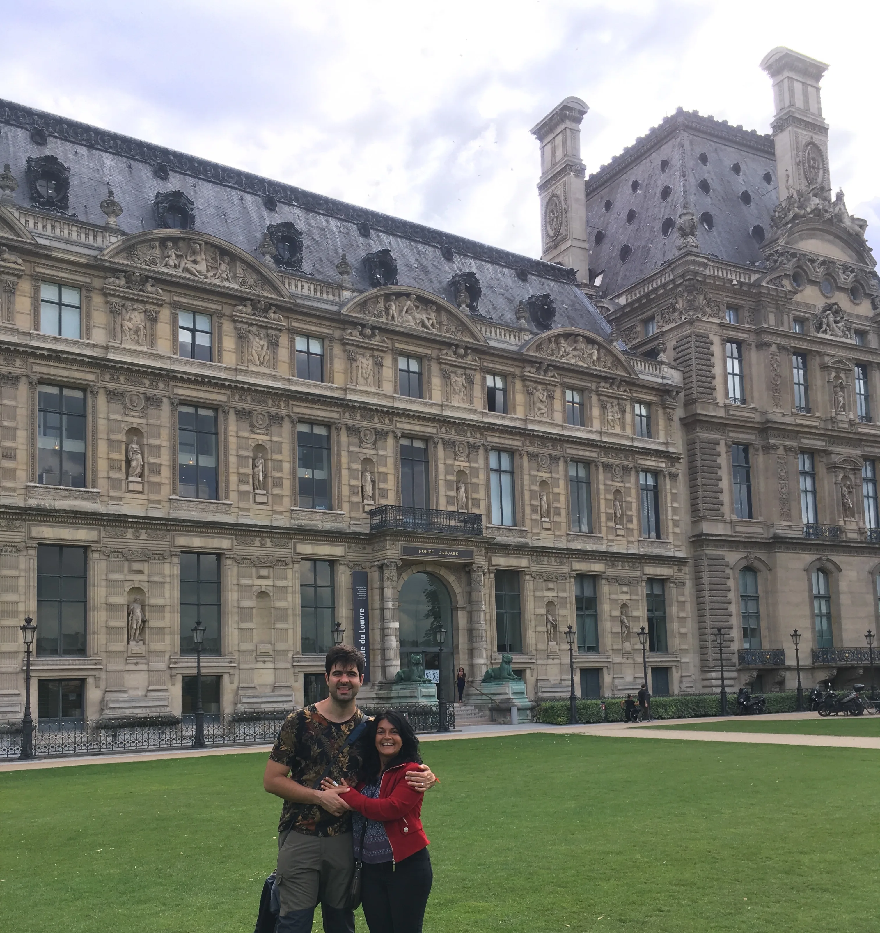 Jardim das Tulherias em Paris com árvores alinhadas e visitantes passeando