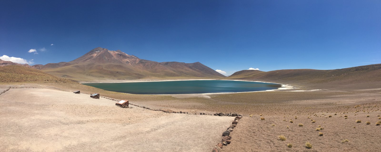 montanhas com topo nevado na paisagem da Laguna Miñiques no Chile.