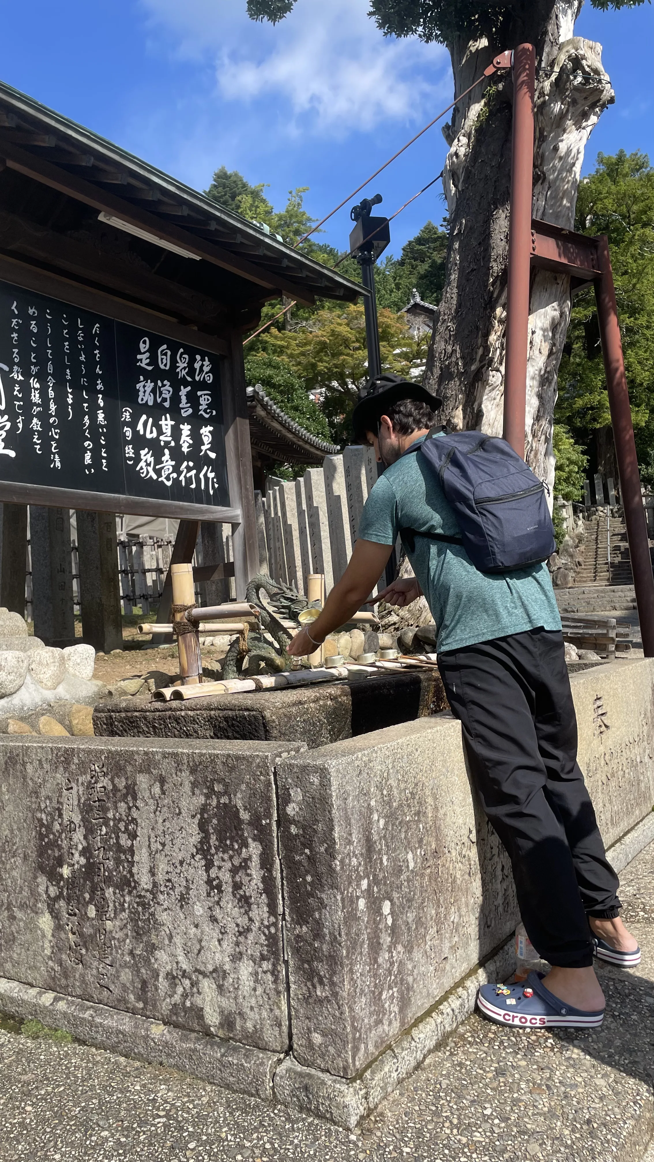 Turista realiza ritual de purificação no chōzuya do Templo Todaiji em Nara, famosa atração e roteiro de viagem no Japão.