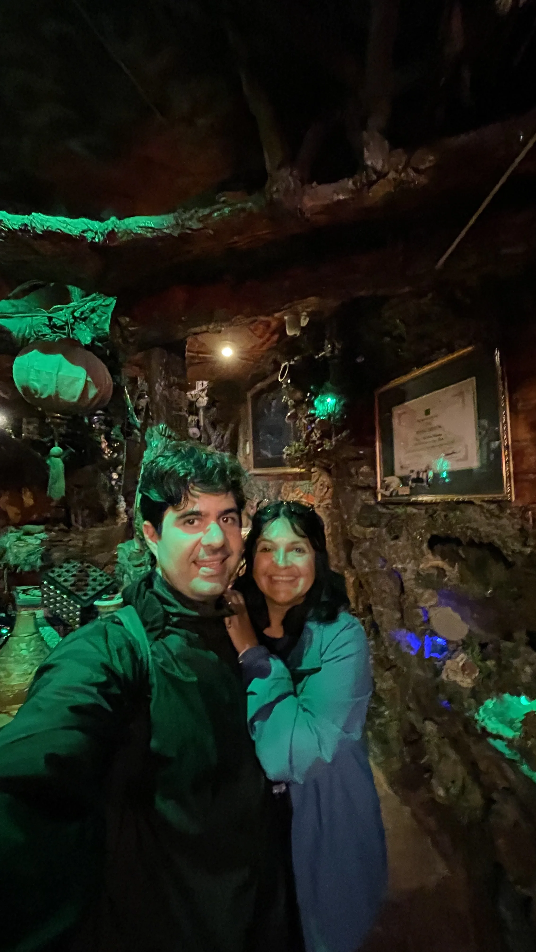 Salão decorado com esculturas temáticas no interior do Maze Bar em Dalat.