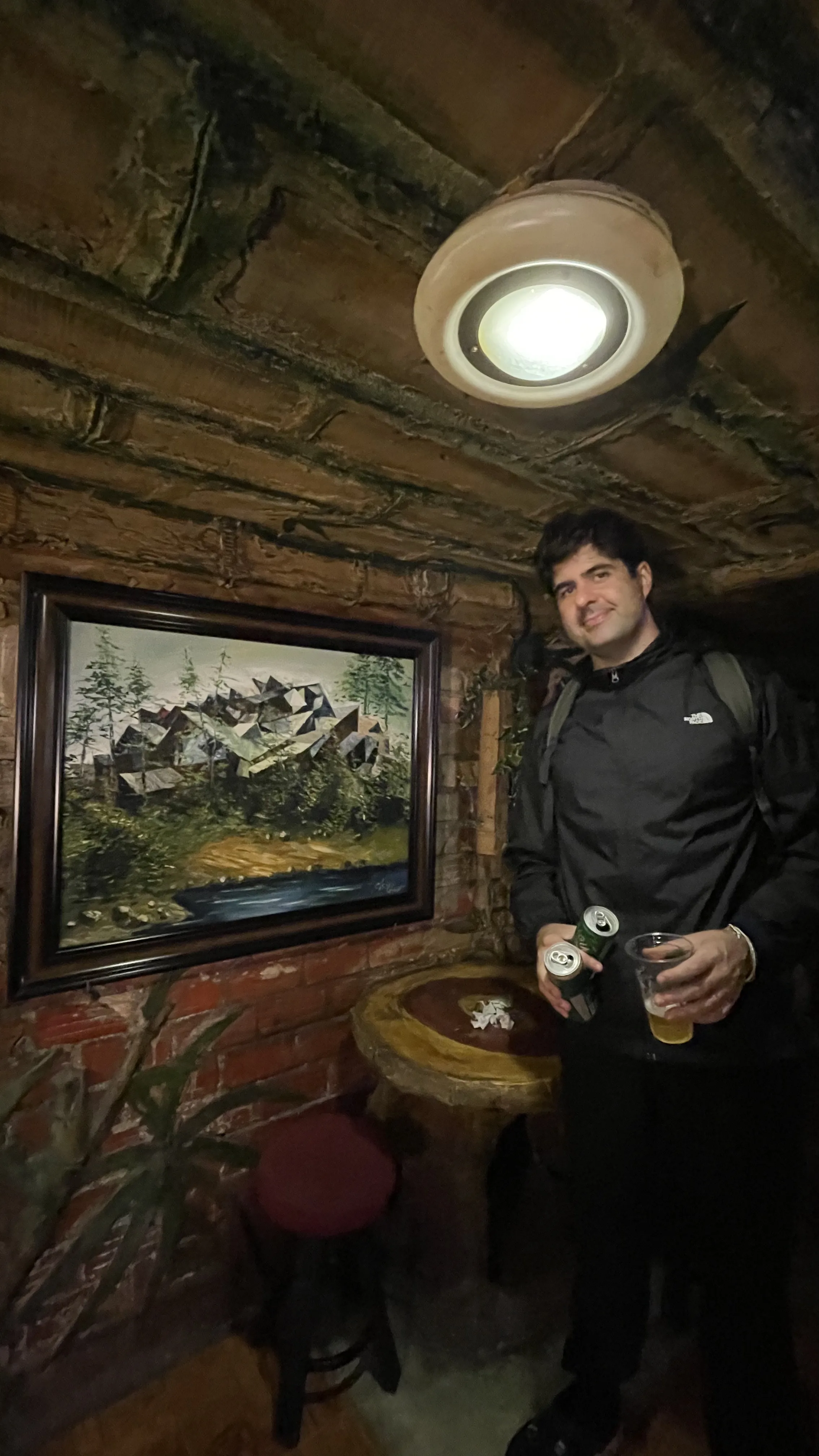 Corredores esculpidos em formato de caverna e raízes no interior do Maze Bar em Dalat.