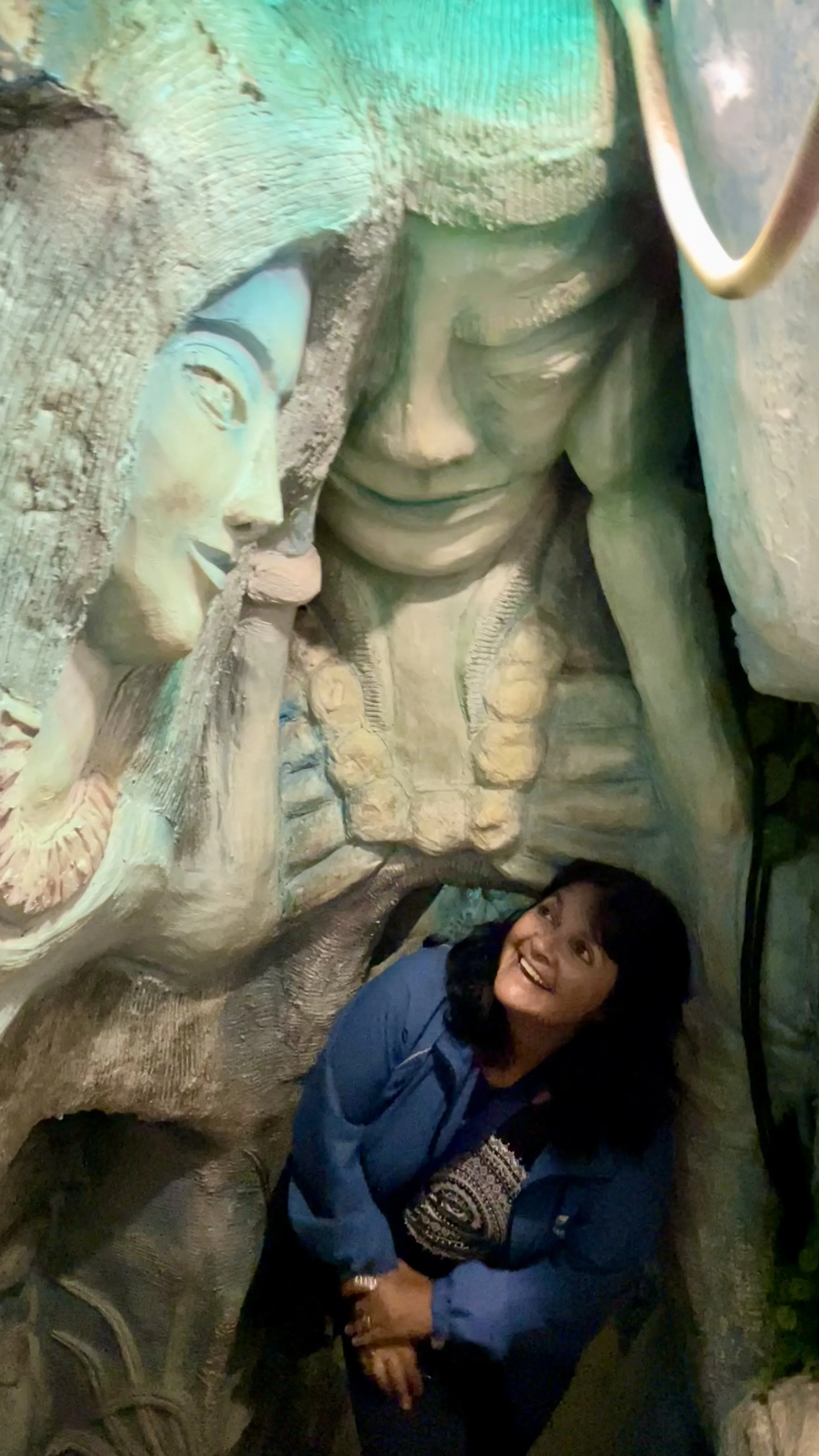Esculturas e relevos nas paredes internas do labirinto do Maze Bar em Dalat.