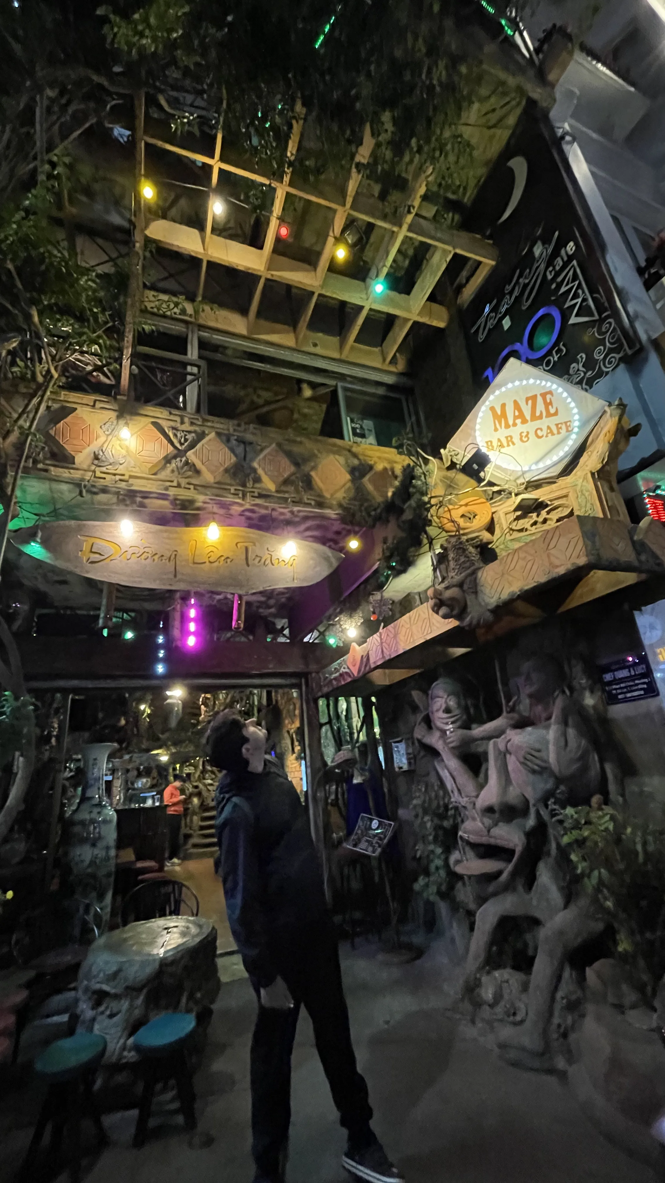 Passagens estreitas e escadarias labirínticas no interior do Maze Bar em Dalat.