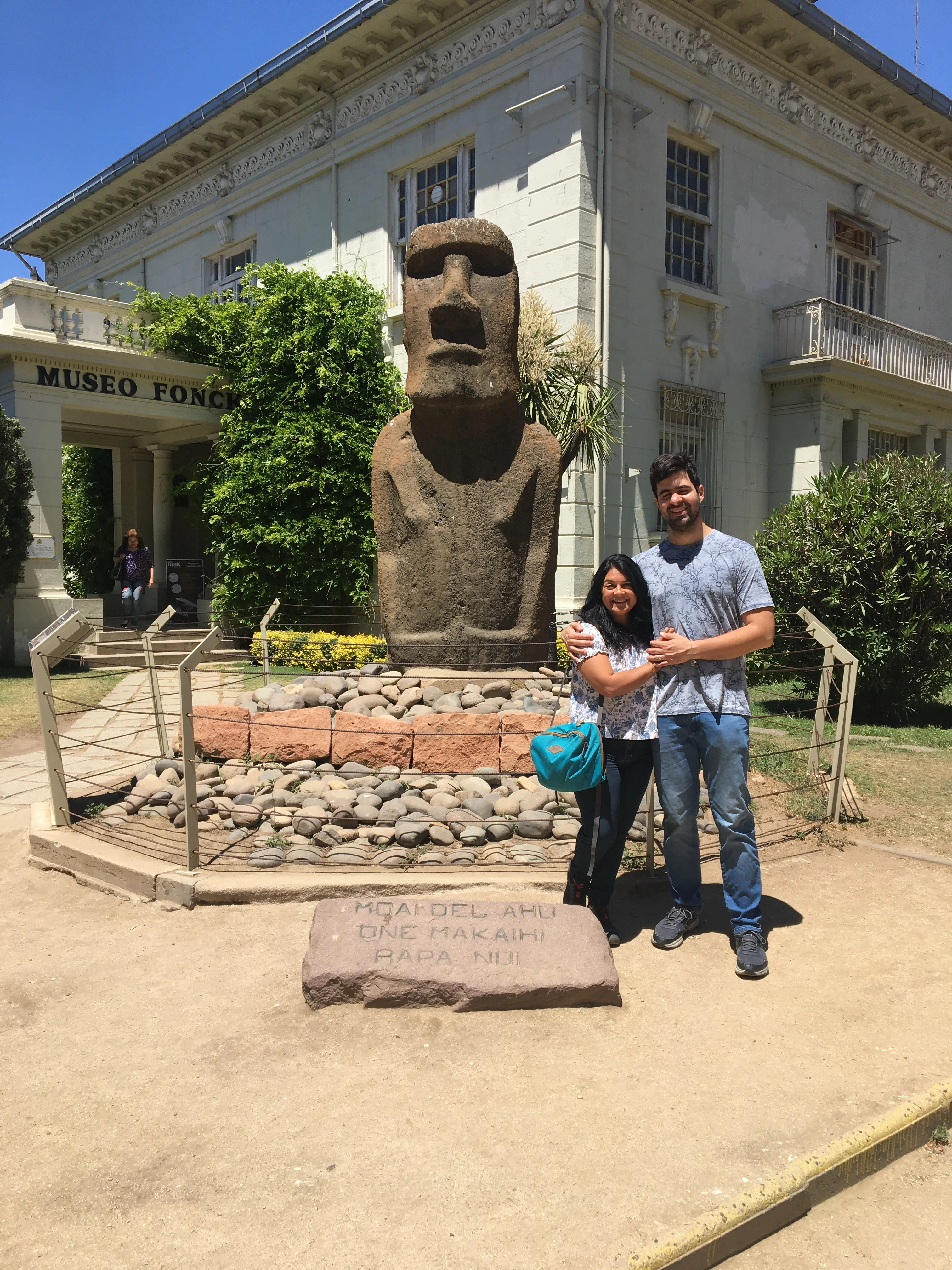 Estátua original de um Moai da Ilha de Páscoa feita de pedra vulcânica escura posicionada no jardim de entrada do Museu Fonck em Viña del Mar.