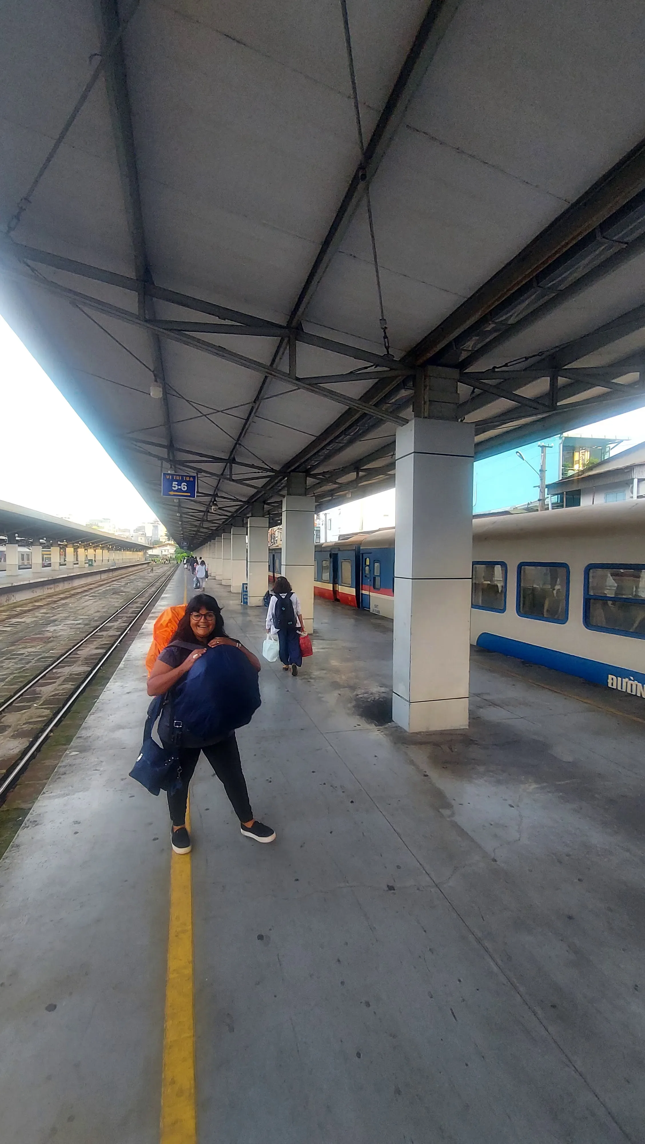 Viajante na plataforma da estação ferroviária no Vietnã