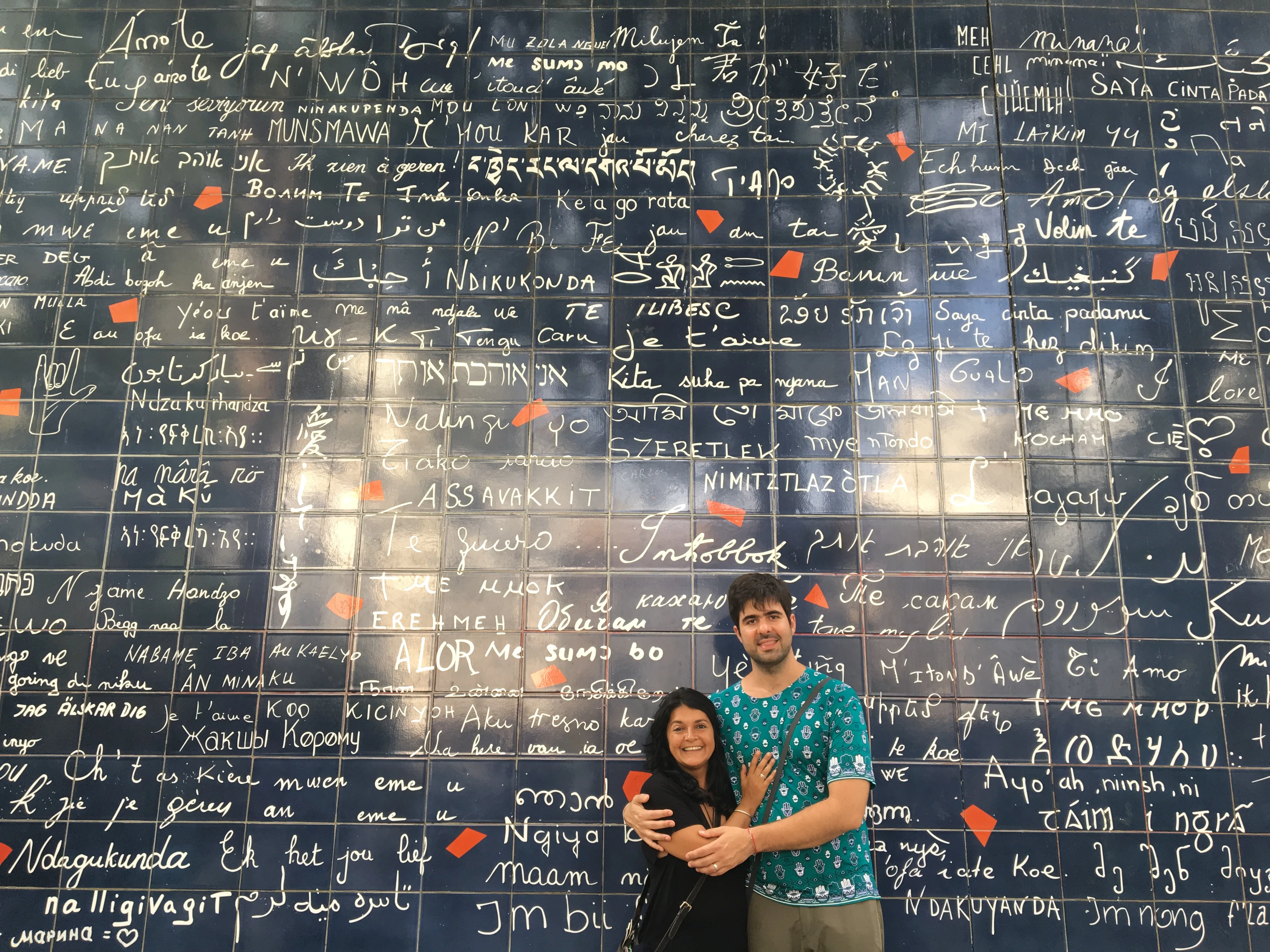 Muro do Amor em Montmartre com a frase eu te amo escrita em diversos idiomas sobre azulejos azuis