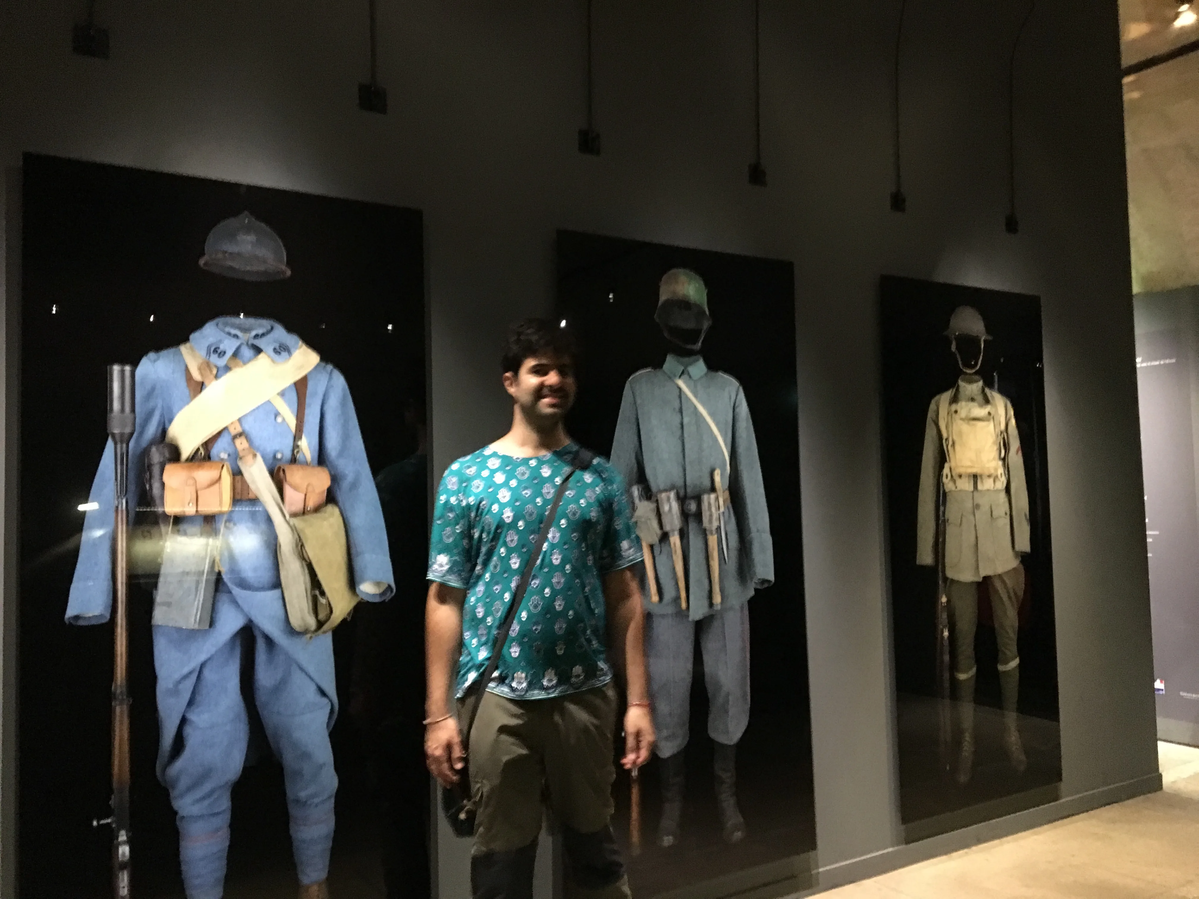 Exposição interna do museu no Arco do Triunfo em Paris