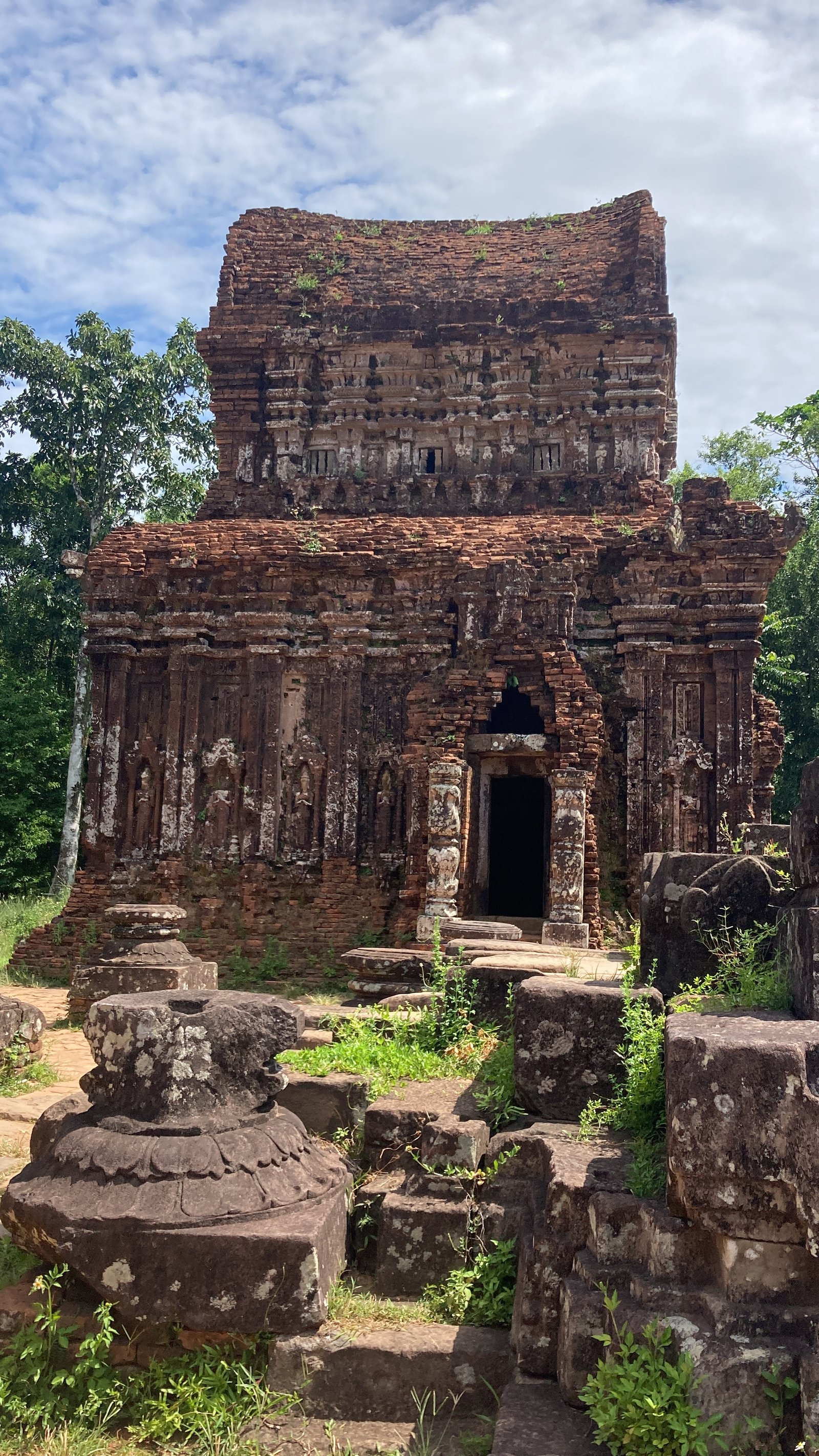 Ruínas ancestrais e detalhadas de um templo de tijolos vermelhos no santuário histórico de My Son, no Vietname, reconstruídas com 2 cores diferentes de tijolos