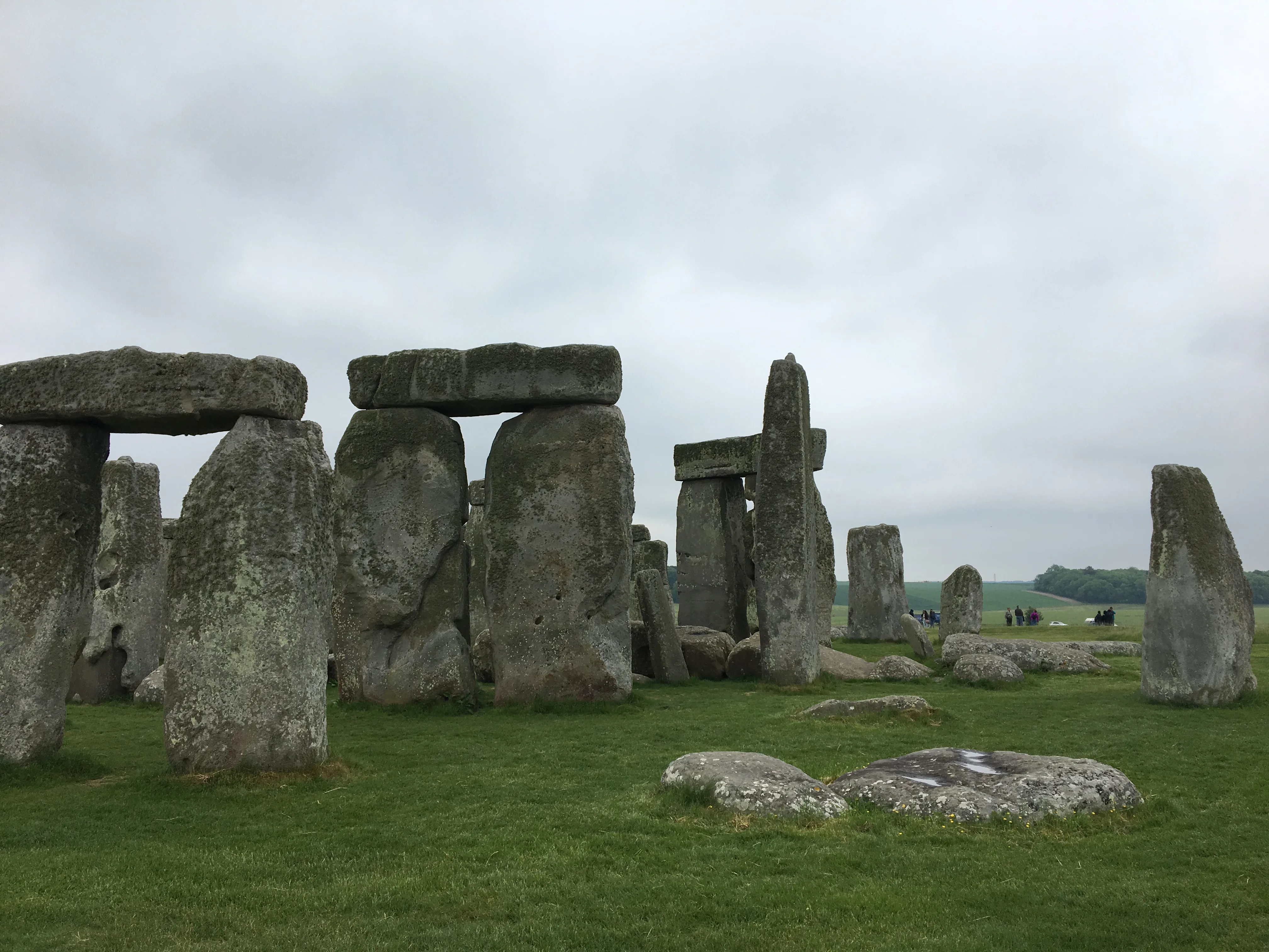 Blocos de pedra pré-históricos de Stonehenge sobre o gramado verde em dia nublado na Inglaterra.
