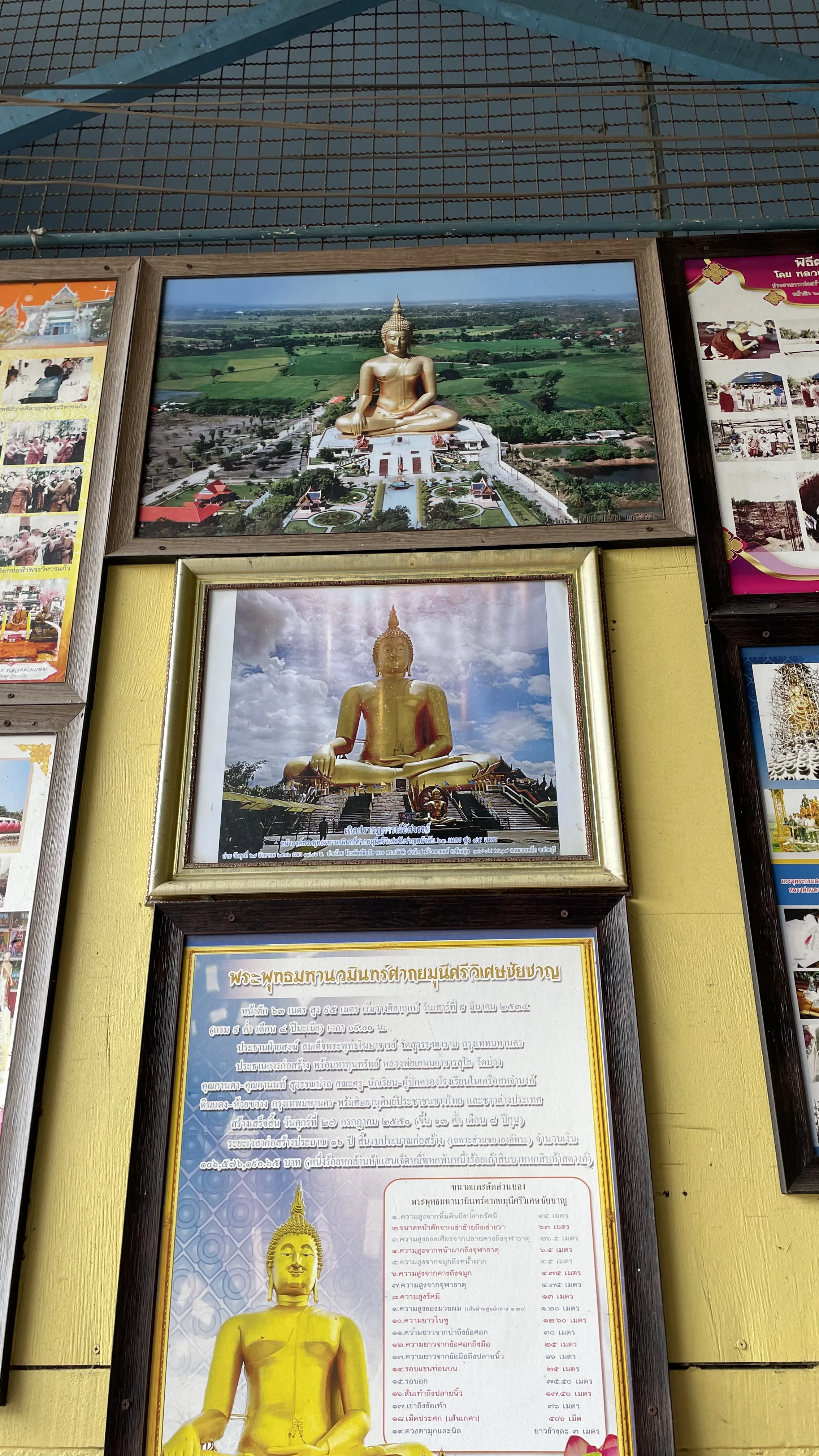 Painel informativo com fotos da construção do Grande Buda de Wat Muang