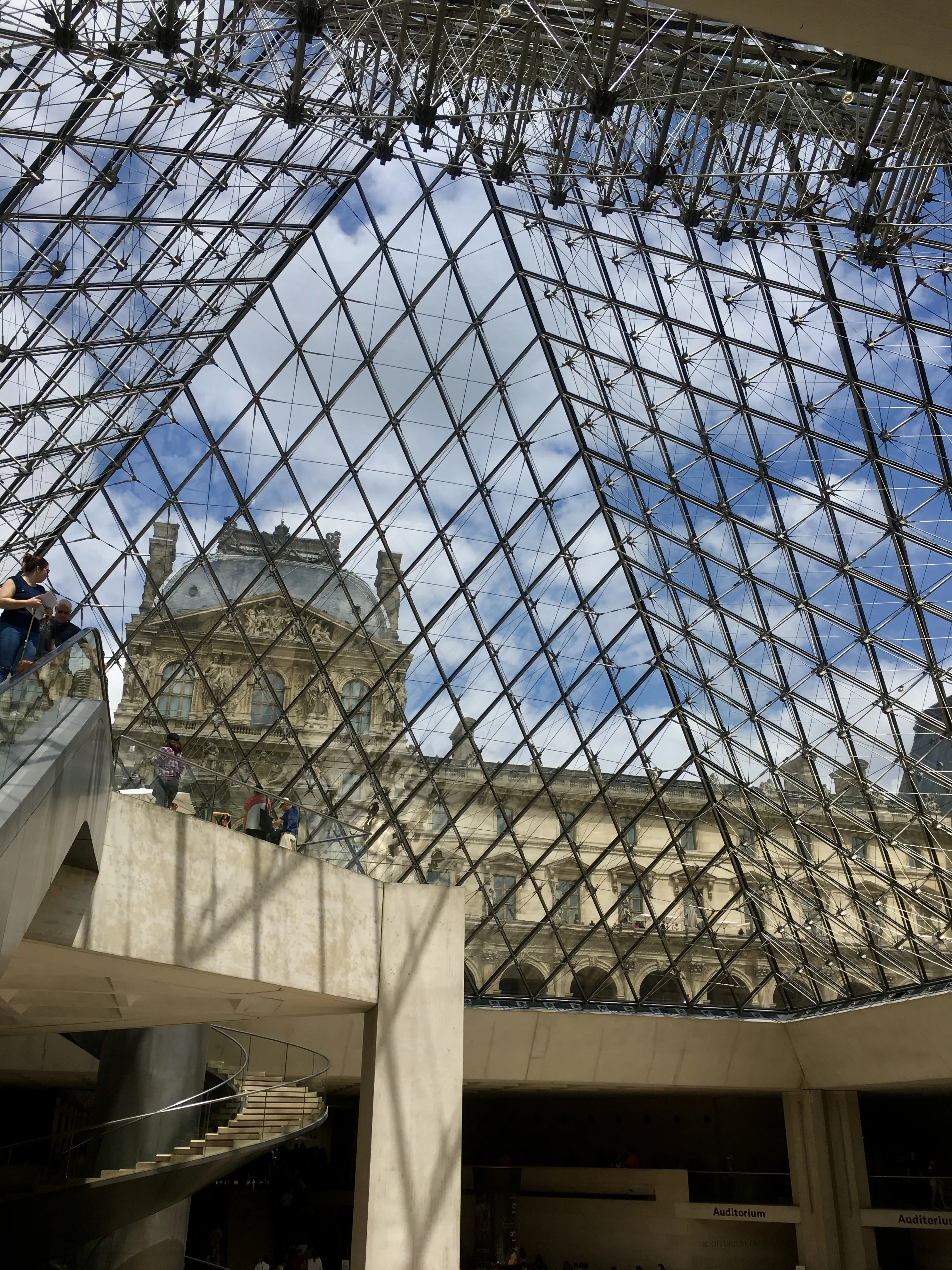 Pirâmide de vidro na praça central do Museu do Louvre em Paris