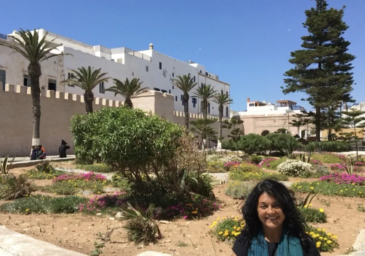 Praça Orson Welles e Jardins de Othello com palmeiras e flores na entrada da Medina de Essaouira.