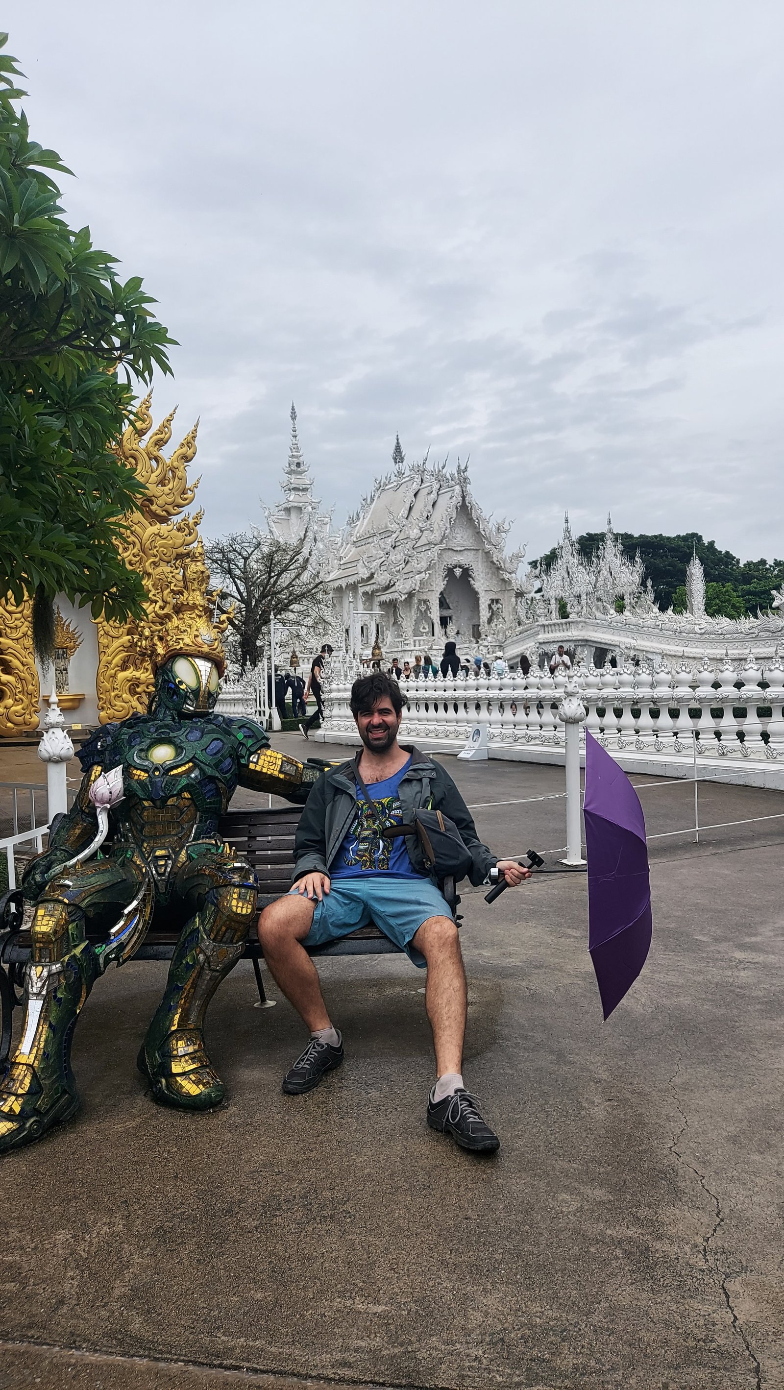 Escultura do personagem Predador no jardim do Templo Branco em Chiang Rai
