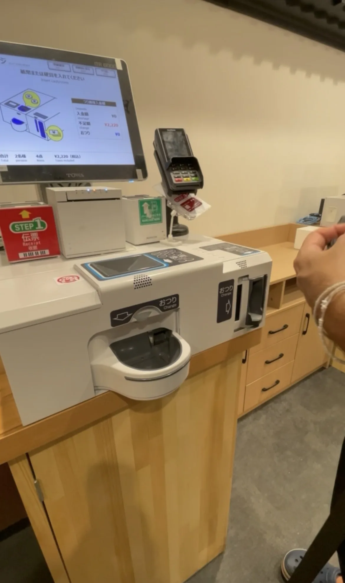 Máquina automática de pagamento com ecrã tátil e ranhuras para notas e moedas em restaurante em Nara no Japão.