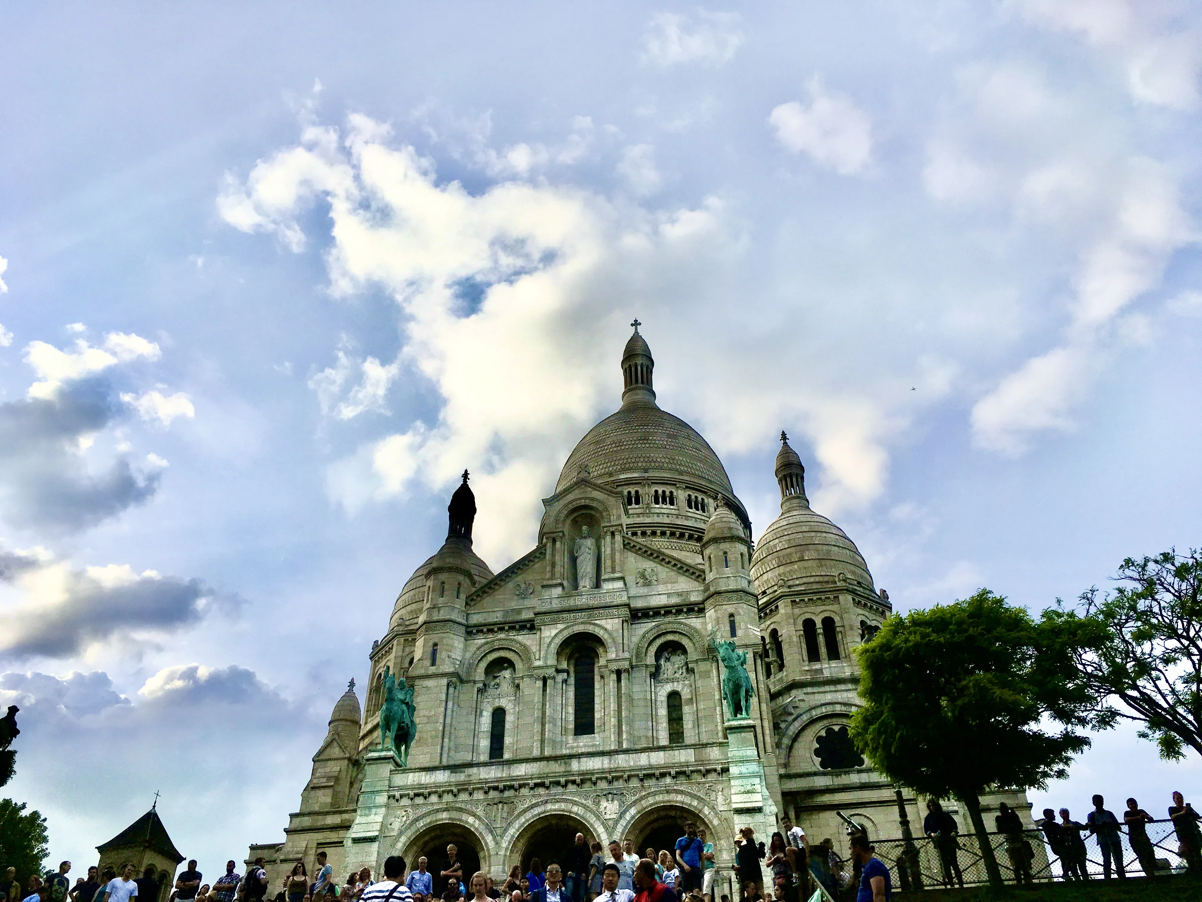 Basílica de Sacré-Cœur no alto da colina de Montmartre em Paris