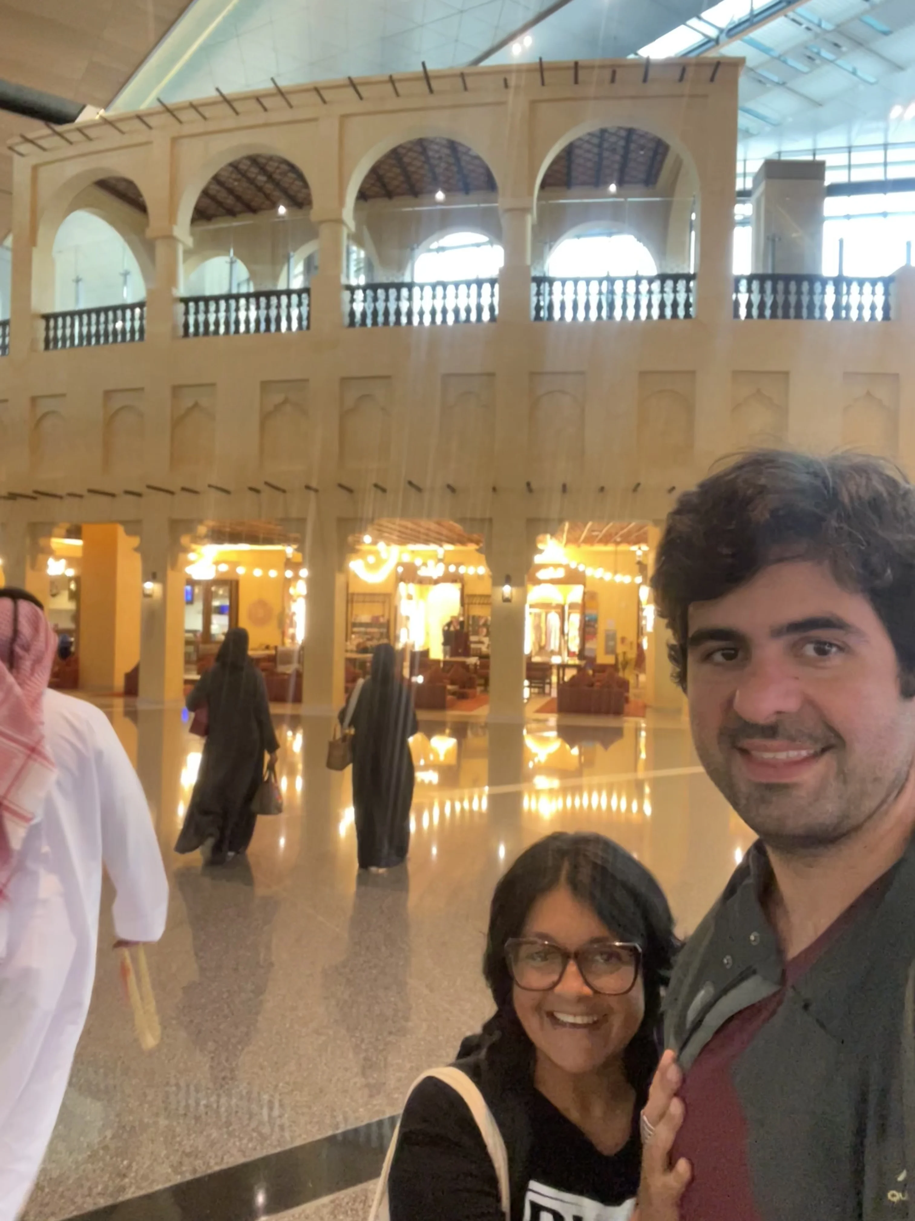 Souq interno estilo mercado árabe dentro do Aeroporto de Doha