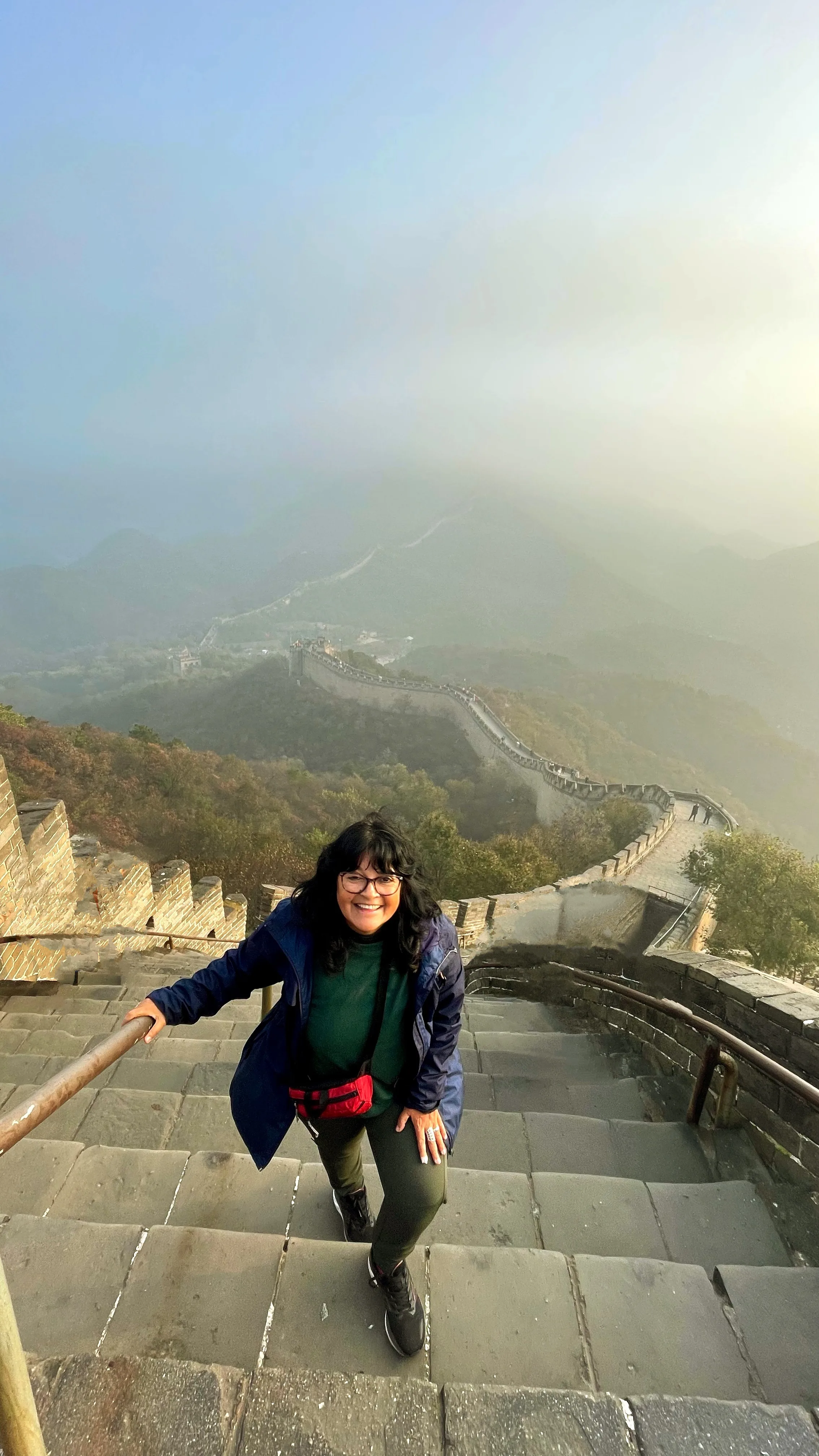 Trecho da Muralha da China em Badaling no Lado Sul vazio ao amanhecer serpenteando pelas montanhas