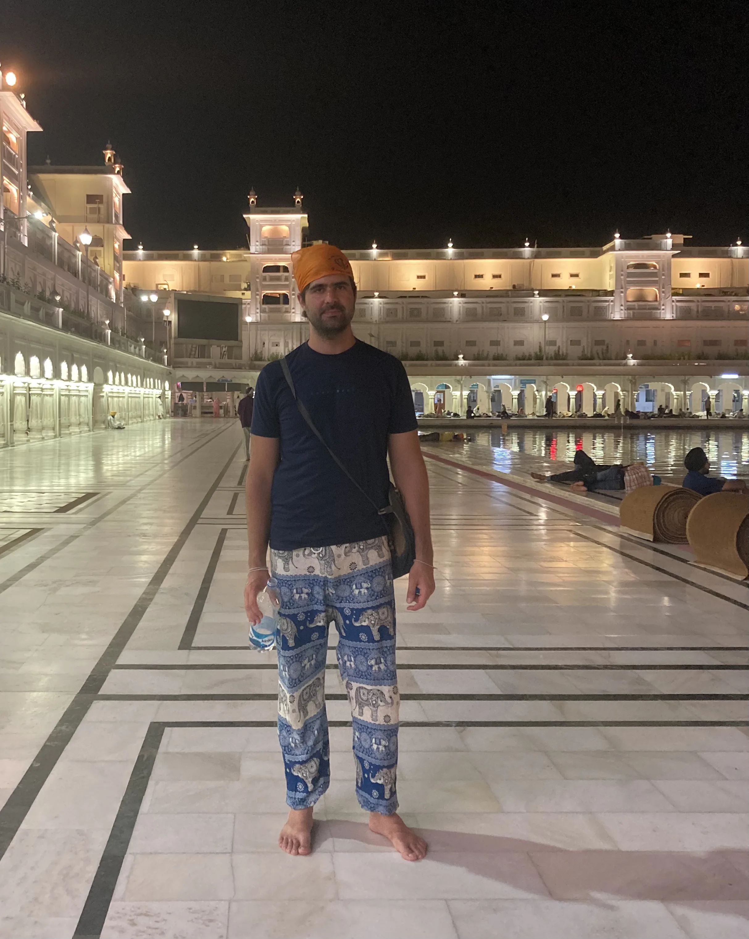 Ao fundo cozinha comunitária do Templo Dourado em Amritsar
