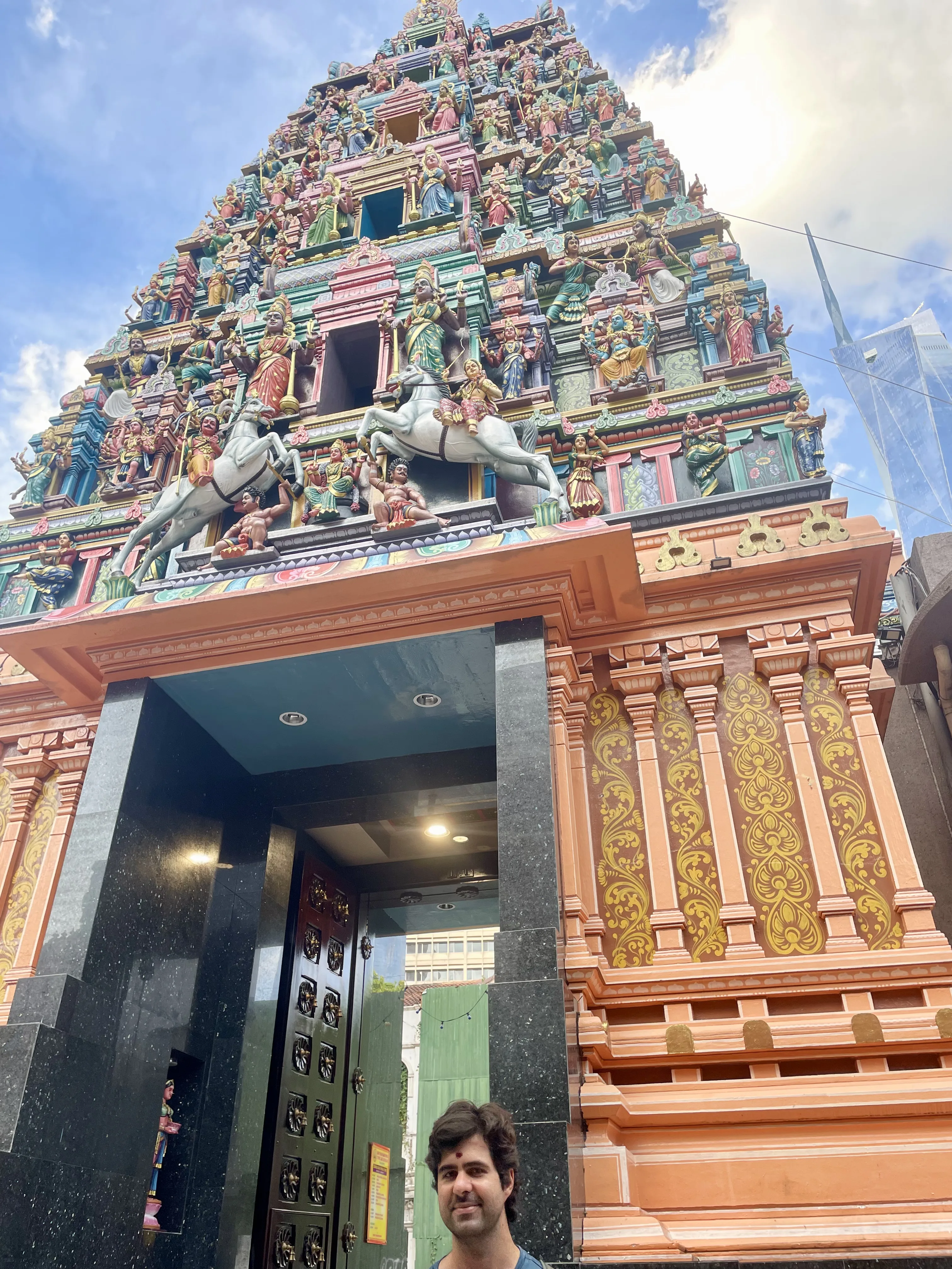 Torre colorida gopuram do Templo Sri Mahamariamman em Kuala Lumpur.